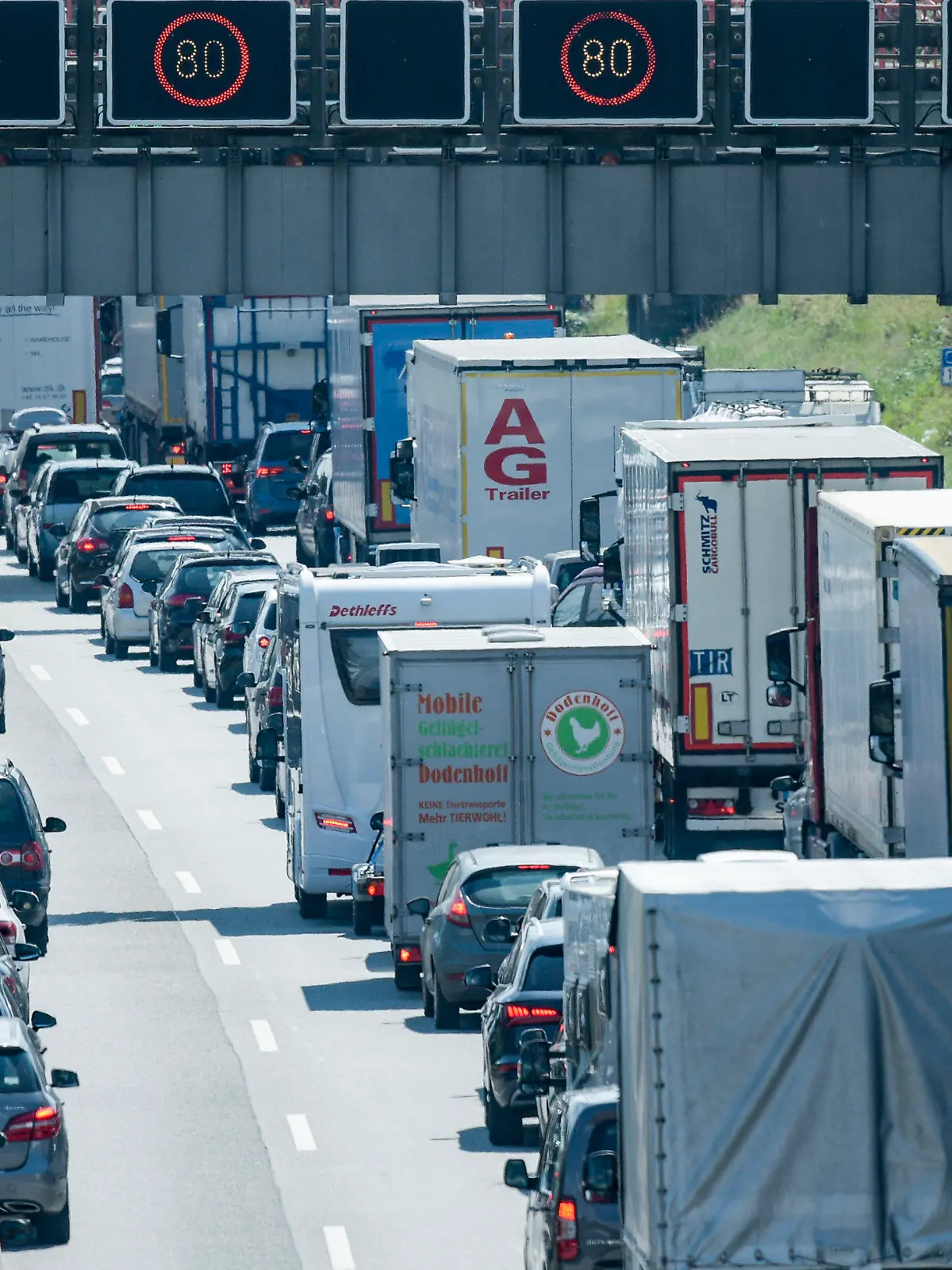 26.06.2020, Hamburg: Fahrzeuge stehen auf der Autobahn A7 vor dem Elbtunnel im Stau. Der ADAC warnt vor einem Stau-Wochenende an dem neben Hamburg, Berlin, Brandenburg und Nordrhein-Westfalen in die Sommerferien starten. Foto: Axel Heimken/dpa +++ dpa-Bildfunk +++