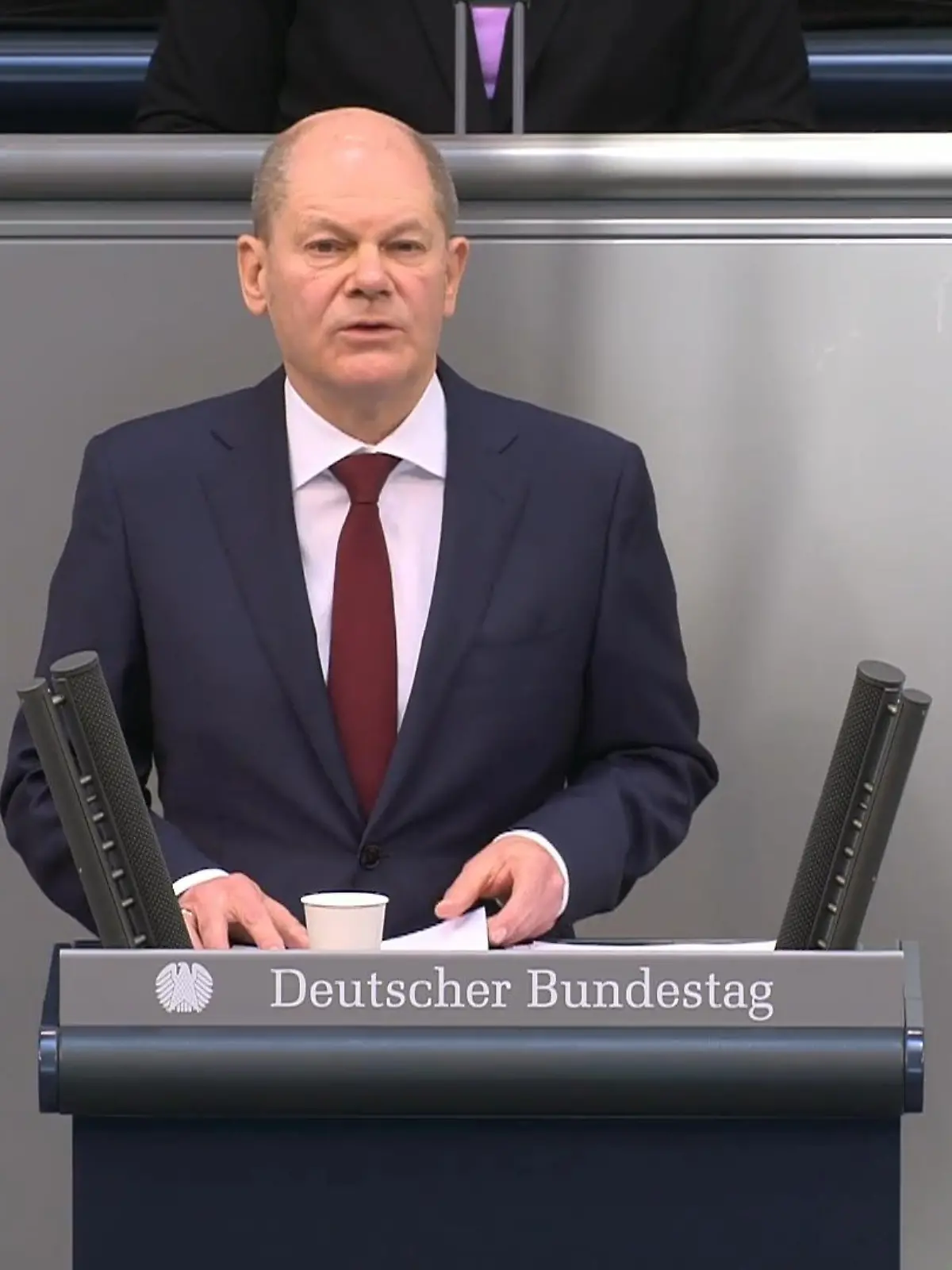 Die Bundeswehr soll über ein Sondervermögen 100 Milliarden Euro für Investitionen und Rüstungsvorhaben aus dem Bundeshaushalt erhalten. Bundeskanzler Olaf Scholz (SPD) kündigte am Sonntag zudem an, Deutschland werde "von nun an - Jahr für Jahr - mehr als zwei Prozent des Bruttoinlandsprodukts in unsere Verteidigung investieren."