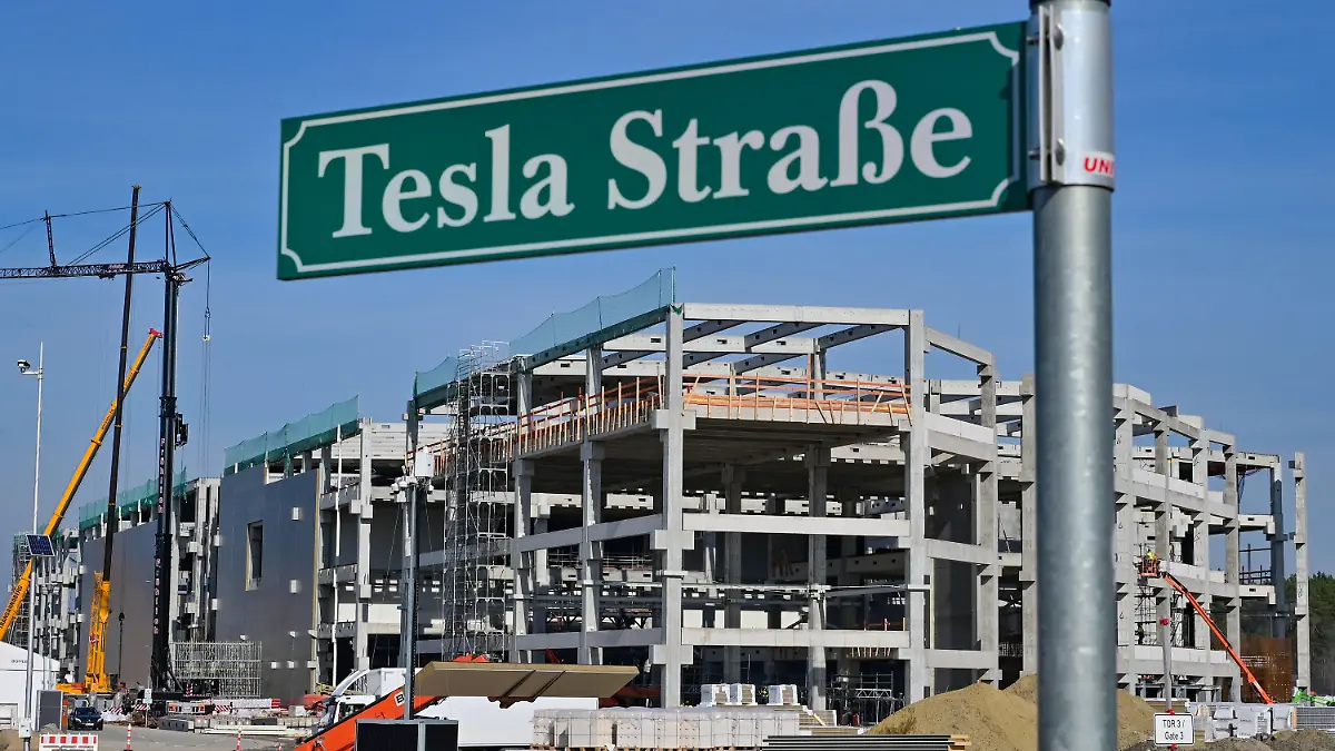 02.03.2022, Brandenburg, Grünheide: Die Baustelle der Tesla Fabrik Berlin Brandenburg mit dem Rohbau für die künftige Batteriefabrik. Eine Entscheidung über die Genehmigung der Fabrik von US-Elektroautobauer Tesla in Grünheide bei Berlin rückt näher. An diesem Freitag (04.03.2022) will das Verwaltungsgericht Frankfurt (Oder) über die Klage zweier Umweltverbände über die Bewilligung zusätzlicher Wassermengen aus einem Wasserwerk entscheiden, die auch die Tesla-Fabrik betrifft. Foto: Patrick Pleul/dpa-Zentralbild/dpa +++ dpa-Bildfunk +++