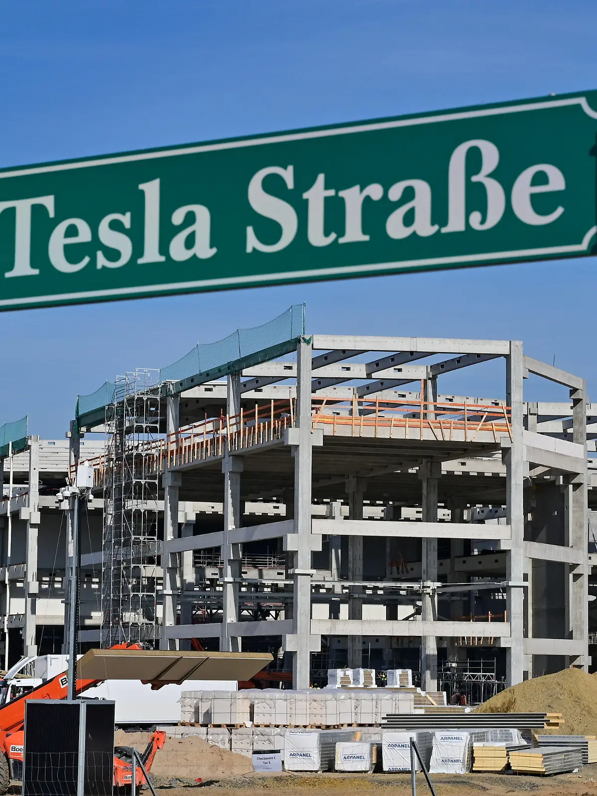 02.03.2022, Brandenburg, Grünheide: Die Baustelle der Tesla Fabrik Berlin Brandenburg mit dem Rohbau für die künftige Batteriefabrik. Eine Entscheidung über die Genehmigung der Fabrik von US-Elektroautobauer Tesla in Grünheide bei Berlin rückt näher. An diesem Freitag (04.03.2022) will das Verwaltungsgericht Frankfurt (Oder) über die Klage zweier Umweltverbände über die Bewilligung zusätzlicher Wassermengen aus einem Wasserwerk entscheiden, die auch die Tesla-Fabrik betrifft. Foto: Patrick Pleul/dpa-Zentralbild/dpa +++ dpa-Bildfunk +++