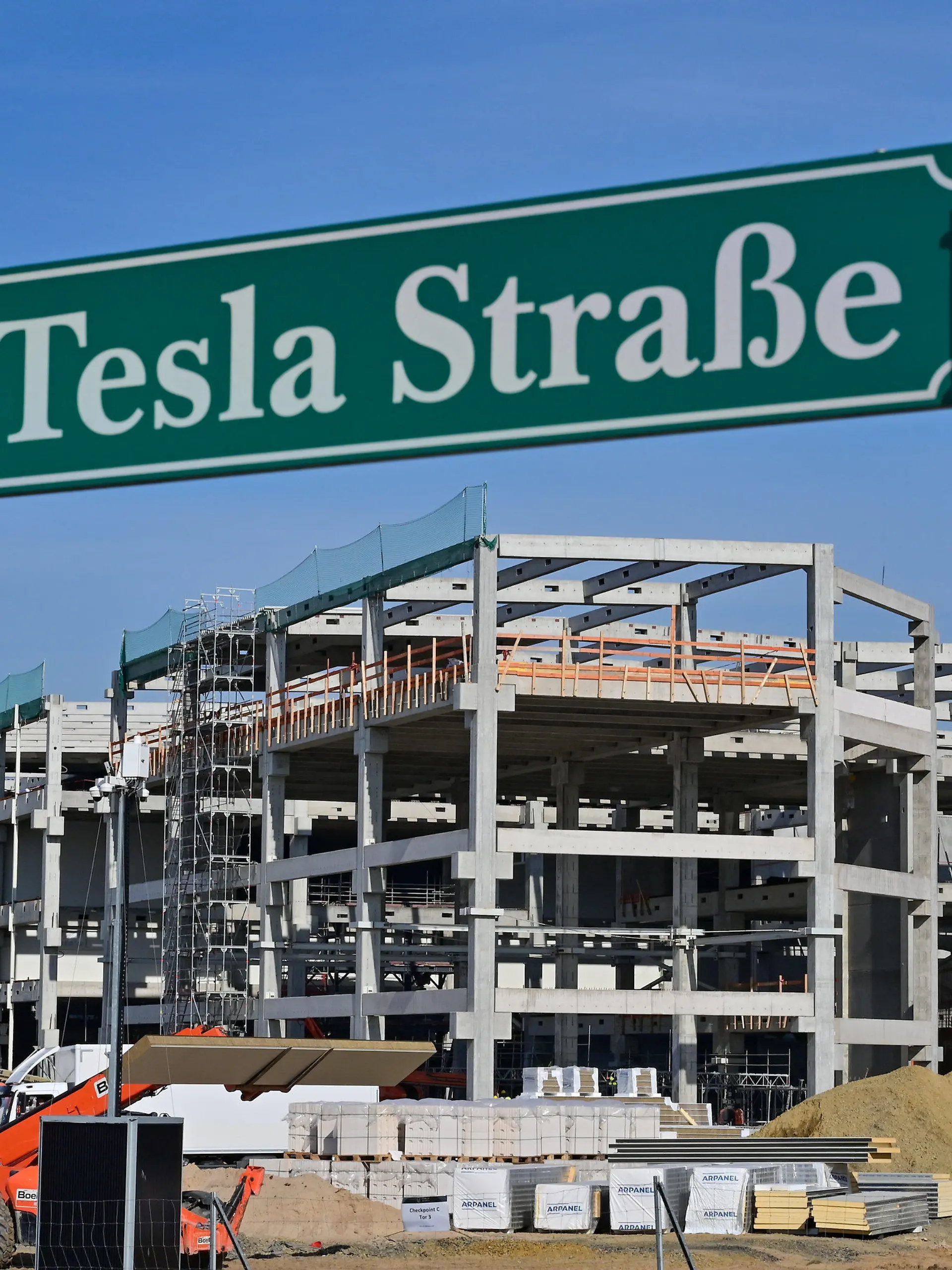 02.03.2022, Brandenburg, Grünheide: Die Baustelle der Tesla Fabrik Berlin Brandenburg mit dem Rohbau für die künftige Batteriefabrik. Eine Entscheidung über die Genehmigung der Fabrik von US-Elektroautobauer Tesla in Grünheide bei Berlin rückt näher. An diesem Freitag (04.03.2022) will das Verwaltungsgericht Frankfurt (Oder) über die Klage zweier Umweltverbände über die Bewilligung zusätzlicher Wassermengen aus einem Wasserwerk entscheiden, die auch die Tesla-Fabrik betrifft. Foto: Patrick Pleul/dpa-Zentralbild/dpa +++ dpa-Bildfunk +++