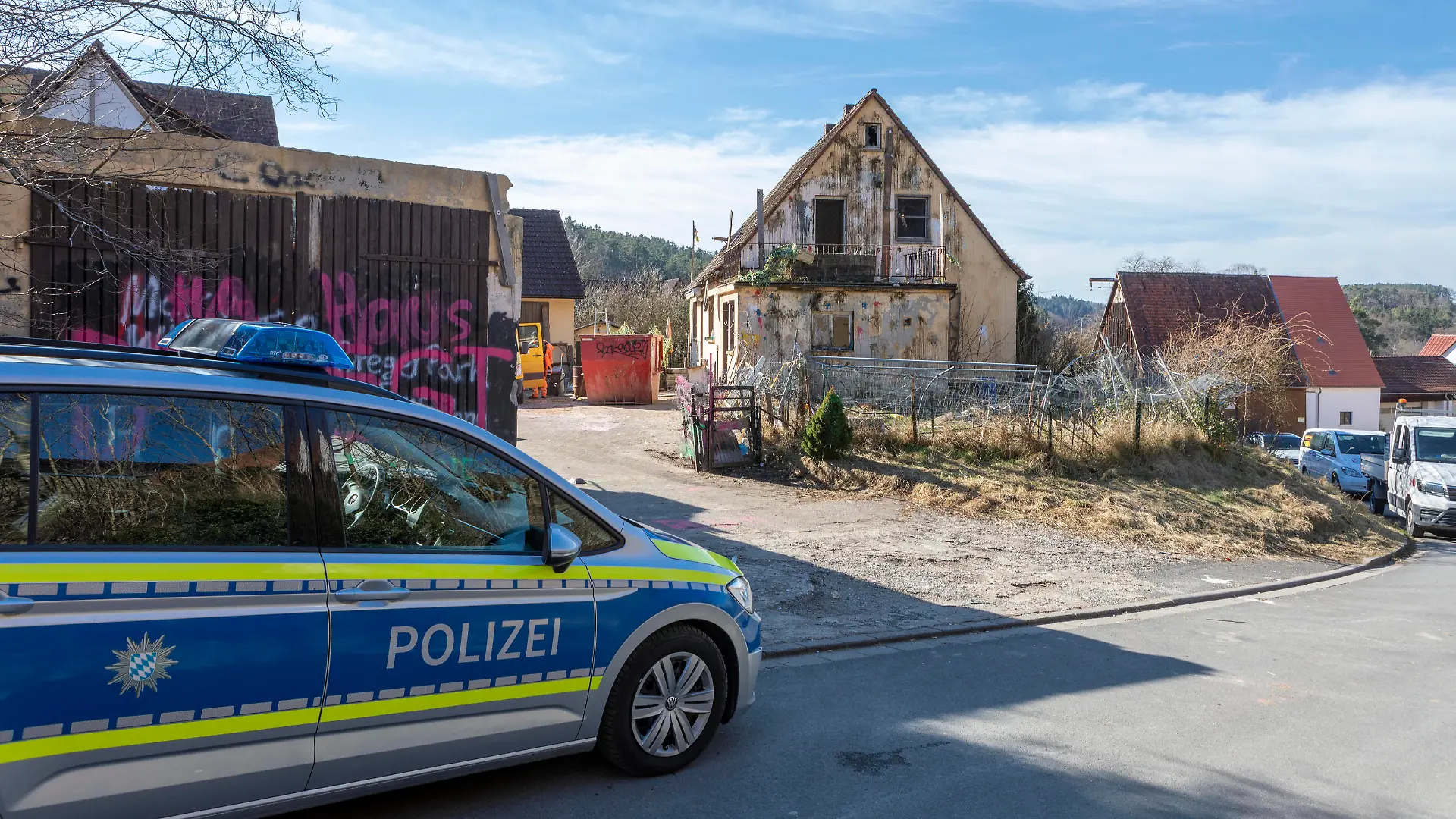  01.03.2022 Reportage: In Altschauerberg, dem Dorf in dem der Youtuber Drachenlord wohnte. Das Haus wurde von der Gemeinde Emskirchen gekauft, wird gerade ausgeräumt und soll abgerissen werden. Die Räumarbeiten auf dem Grundstück werden sicherheitshalber unter Schutz der Polizei durchgeführt. Altschauerberg, Emskirchen Bayern Deutschland *** 01 03 2022 Reportage In Altschauerberg, the village where the Youtuber Drachenlord lived The house was bought by the municipality of Emskirchen, is currently being cleared out and is to be demolished The clearing work on the property is being carried out under the protection of the police for safety Altschauerberg, Emskirchen Bavaria Germany