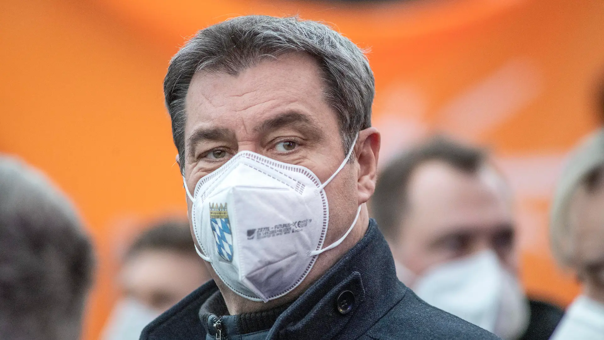 Ministerpräsident Markus Söder bei Großkundgebung für Frieden in Europa und Solidarität mit der Ukraine, Königsplatz, München, 02.03.2022, abends Deutschland, München, 02.03.2022, Dr. Markus Söder, Bayerischer Ministerpräsident, mit FFP2-Maske bei Großkundgebung für Frieden in Europa und Solidarität mit der Ukraine, Königsplatz, ca. 45.000 Teilnehmer, Friedensdemo, Plakate, Schilder, friedliche Demo, abends ab 18 Uhr, *** Prime Minister Markus Söder at major rally for peace in Europe and solidarity with Ukraine, Königsplatz, Munich, 02 03 2022, evening Germany, Munich, 02 03 2022, Dr Markus Söder, Bavarian Prime Minister, wearing FFP2 mask at major rally for peace in Europe and solidarity with Ukraine, Königsplatz, about 45 0