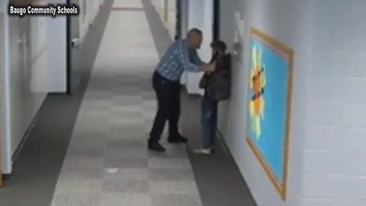 Indiana USA: Lehrer schlägt Schüler wegen Kapuzenpulli.