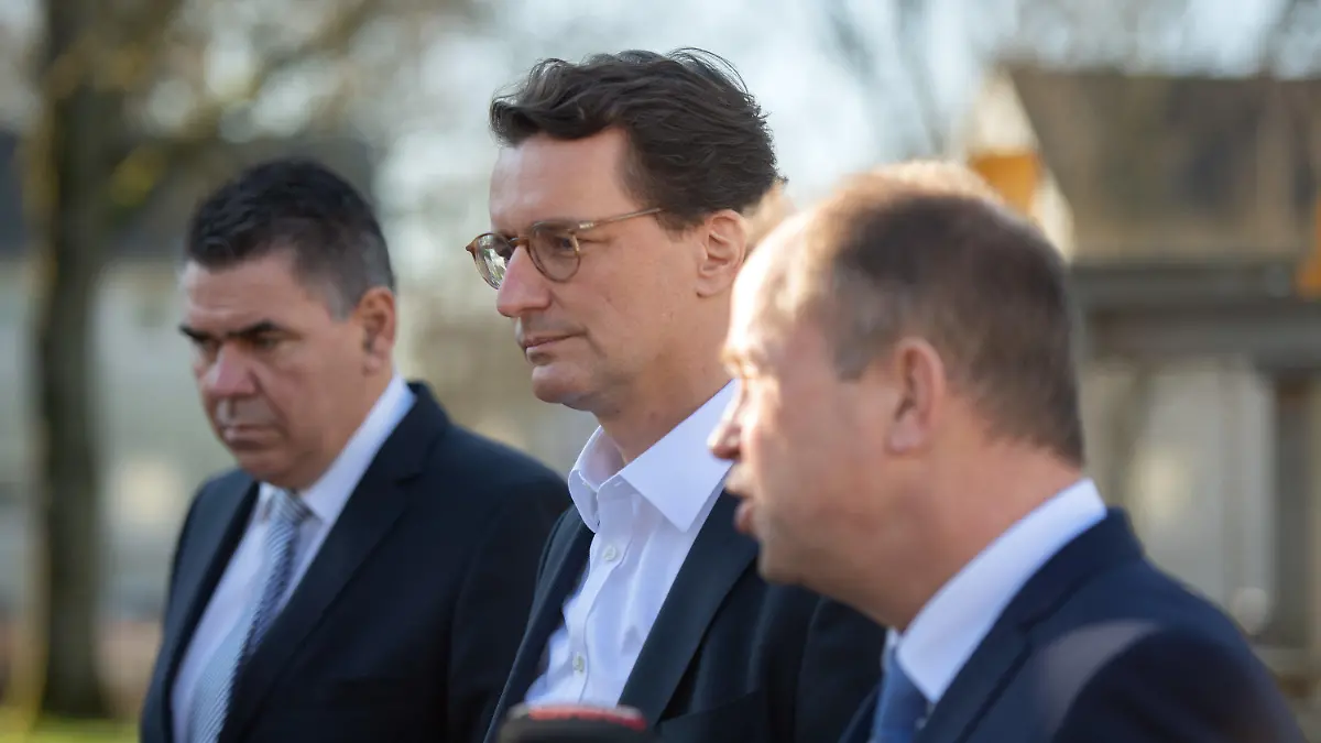 03.03.2022, Nordrhein-Westfalen, Unna: Mario Löhr (SPD, l), Landrat des Kreises Unna,, Hendrik Wüst, Ministerpräsident von Nordrhein-Westfalen (CDU, M) und Joachim Stamp, Minister für Flüchtlinge und Integration (FDP) geben in der Landesstelle Unna-Massen Pressestatements ab. Wüst wollte sich vor Ort über die Situation für Kriegsflüchtige aus der Ukraine informieren. Im Kreis Unna sind in den vergangenen Tagen erste geflüchtete Menschen aus der Ukraine angekommen, weitere werden erwartet. Foto: Bernd Thissen/dpa +++ dpa-Bildfunk +++