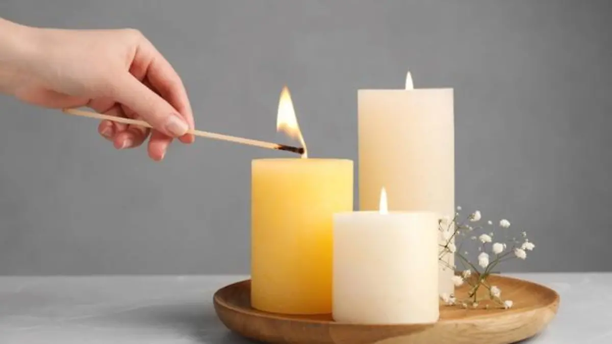 Kerzen, die angezündet werden.