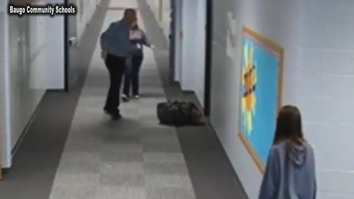 USA: Lehrer schlägt Schüler gegen die Wand.