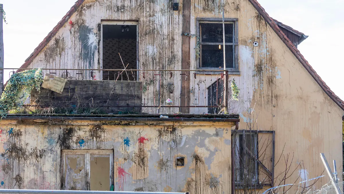 01.03.2022 Reportage: In Altschauerberg, dem Dorf in dem der Youtuber Drachenlord wohnte. Das Haus wurde von der Gemeinde Emskirchen gekauft, wird gerade ausgeräumt und soll abgerissen werden. Das Wohnhaus auf der Seite zur Straße ist von Farbbeuteln und Schmutz übersät und zerstört, keine Scheibe mehr intakt Altschauerberg, Emskirchen Bayern Deutschland *** 01 03 2022 Reportage In Altschauerberg, the village where the Youtuber Drachenlord lived The house was bought by the municipality of Emskirchen, is currently being cleared out and is to be demolished The residential building on the side facing the street is littered with paint bags and dirt and destroyed, no window pane intact Altschauerberg, Emskirchen Bavaria Germany
