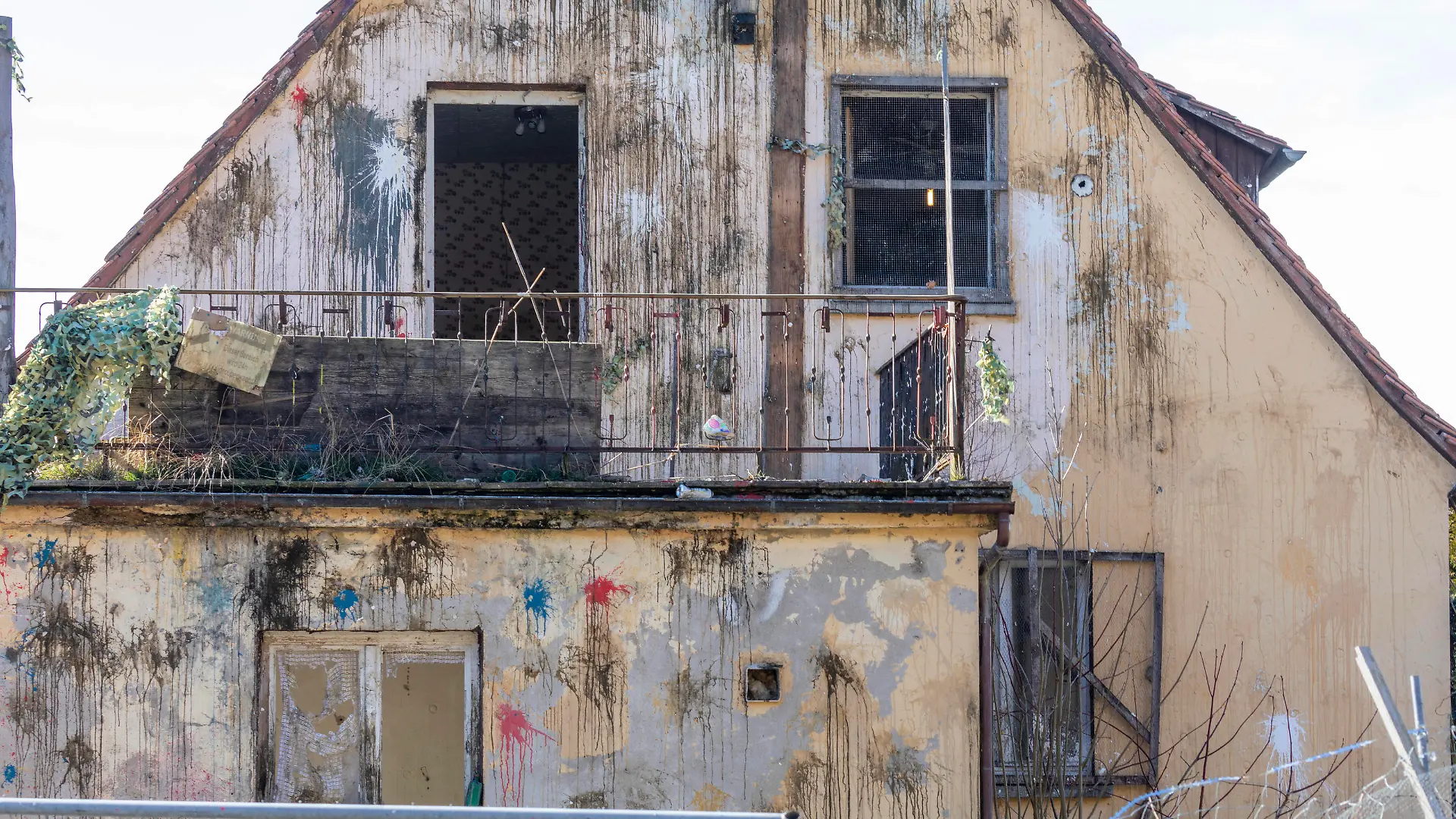  01.03.2022 Reportage: In Altschauerberg, dem Dorf in dem der Youtuber Drachenlord wohnte. Das Haus wurde von der Gemeinde Emskirchen gekauft, wird gerade ausgeräumt und soll abgerissen werden. Das Wohnhaus auf der Seite zur Straße ist von Farbbeuteln und Schmutz übersät und zerstört, keine Scheibe mehr intakt Altschauerberg, Emskirchen Bayern Deutschland *** 01 03 2022 Reportage In Altschauerberg, the village where the Youtuber Drachenlord lived The house was bought by the municipality of Emskirchen, is currently being cleared out and is to be demolished The residential building on the side facing the street is littered with paint bags and dirt and destroyed, no window pane intact Altschauerberg, Emskirchen Bavaria Germany