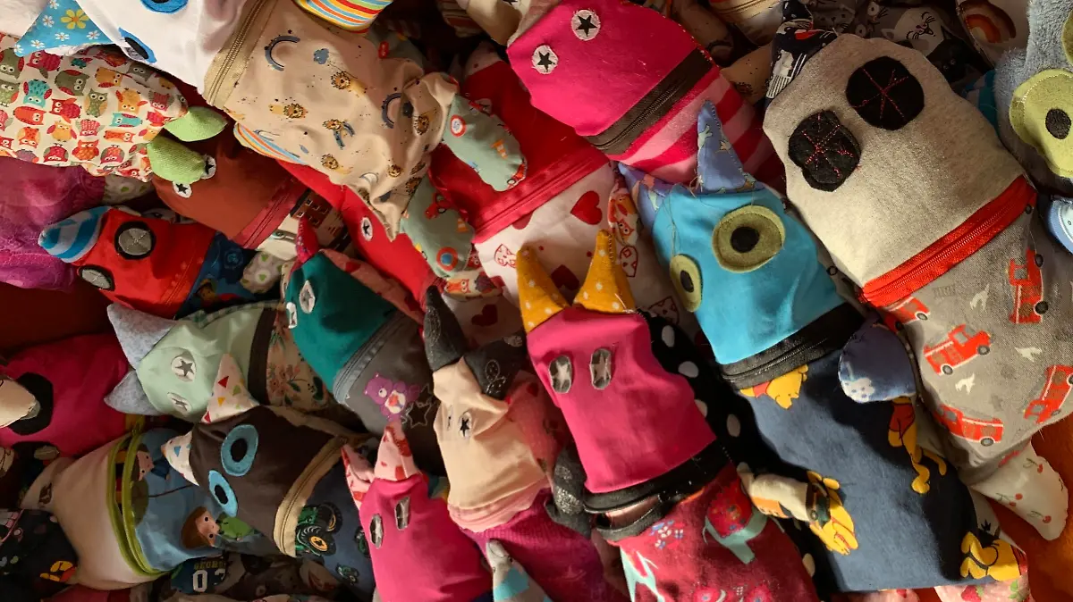 Über 300 "Mutmachmonster" hat das Geschwisterpaar für Kinder in Flutgebieten genäht.