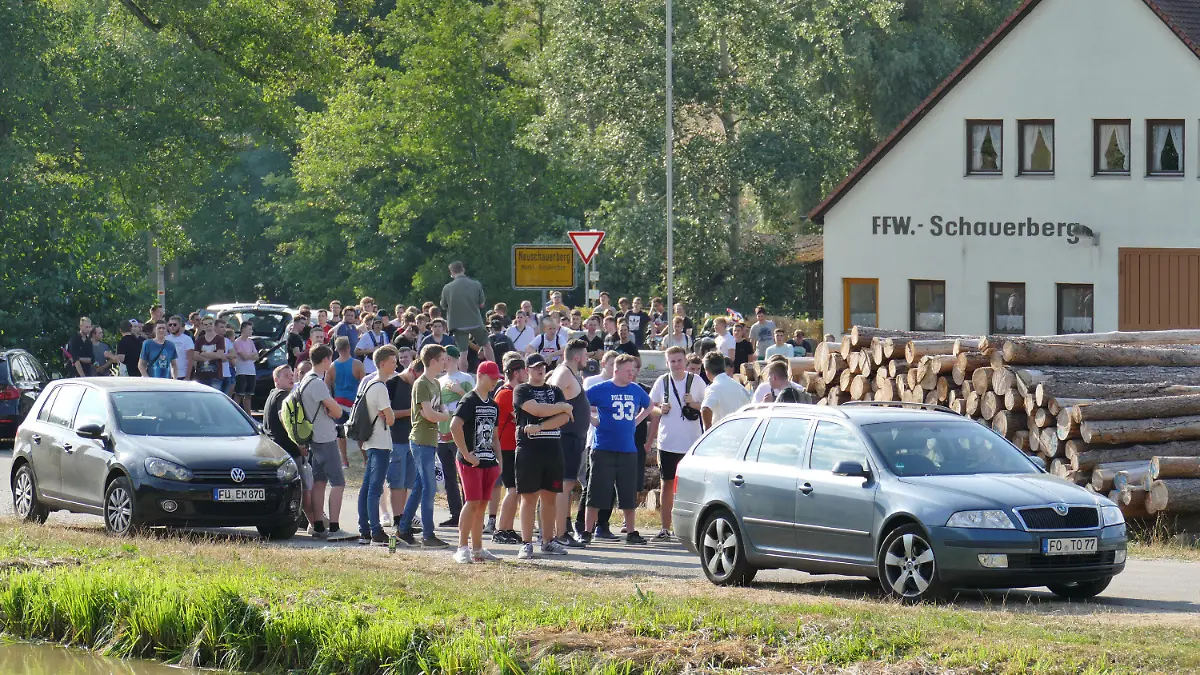 20.08.2018, Bayern, Emskirchen. Teilnehmer einer Hass-Demo gegen den Youtuber «Drachenlord». Trotz eines Versammlungsverbots waren mehrere Hundert Menschen zu der Demonstration gekommen. In den sozialen Medien hatten meist anonyme Nutzer für den Montag zu der Veranstaltung gegen den Youtuber aufgerufen. Zwischen dem Mann, der seit mehreren Jahren Videos über sein Leben veröffentlicht, und seinen Gegnern gibt es immer wieder Streit. Foto: David Oßwald/NEWS5/dpa +++ dpa-Bildfunk +++