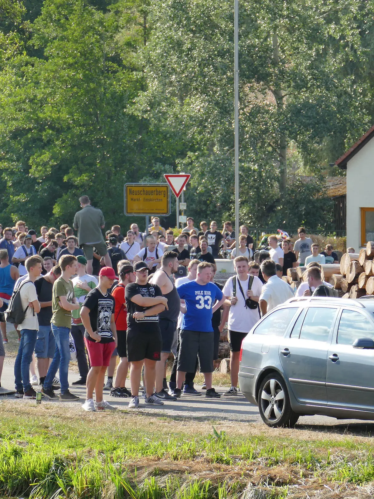 20.08.2018, Bayern, Emskirchen. Teilnehmer einer Hass-Demo gegen den Youtuber «Drachenlord». Trotz eines Versammlungsverbots waren mehrere Hundert Menschen zu der Demonstration gekommen. In den sozialen Medien hatten meist anonyme Nutzer für den Montag zu der Veranstaltung gegen den Youtuber aufgerufen. Zwischen dem Mann, der seit mehreren Jahren Videos über sein Leben veröffentlicht, und seinen Gegnern gibt es immer wieder Streit. Foto: David Oßwald/NEWS5/dpa +++ dpa-Bildfunk +++