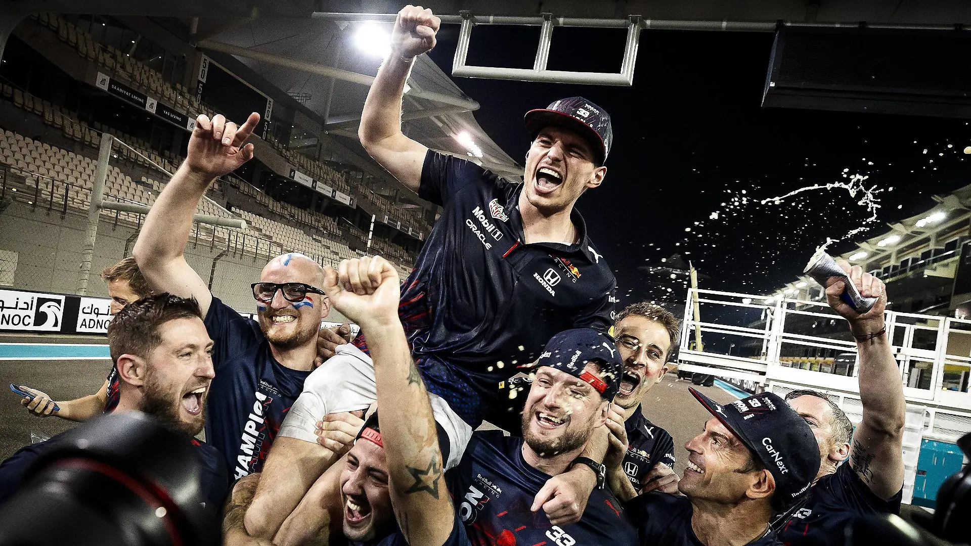 ABU DHABI - Max Verstappen celebrates with his team after winning the Formula 1 World Championship, WM, Weltmeisterschaft after the Abu Dhabi Grand Prix at the Yas Marina Circuit. REMKO DE WAAL F1 Grand Prix 2021 xVIxANPxSportx/xxANPxIVx *** ABU DHABI Max Verstappen celebrates with his team after winning the Formula 1 World Championship after the Abu Dhabi Grand Prix at the Yas Marina Circuit REMKO DE WAAL F1 Grand Prix 2021 xVIxANPxSportx xxANPxIVx 441998501