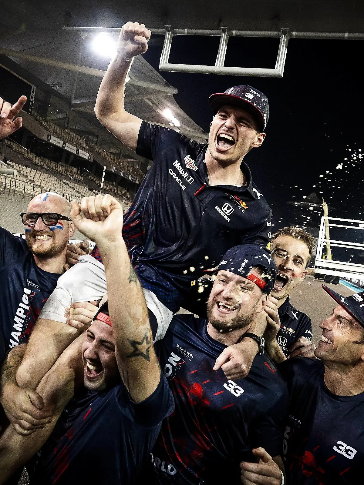  ABU DHABI - Max Verstappen celebrates with his team after winning the Formula 1 World Championship, WM, Weltmeisterschaft after the Abu Dhabi Grand Prix at the Yas Marina Circuit. REMKO DE WAAL F1 Grand Prix 2021 xVIxANPxSportx/xxANPxIVx *** ABU DHABI Max Verstappen celebrates with his team after winning the Formula 1 World Championship after the Abu Dhabi Grand Prix at the Yas Marina Circuit REMKO DE WAAL F1 Grand Prix 2021 xVIxANPxSportx xxANPxIVx 441998501