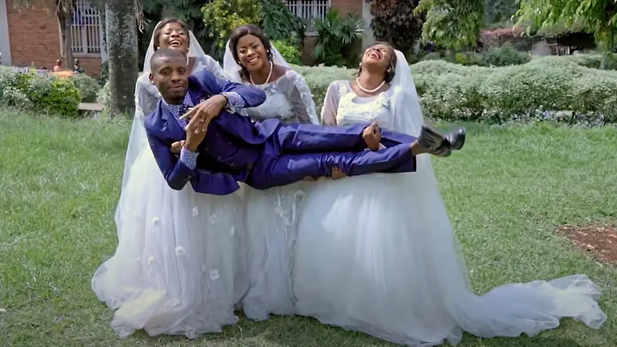 A man named Luwizo, who hails from DR Congo, has married the triplets sisters Natasha, Natalie and Nadege in a colorful wedding ceremony. (Newsflash)