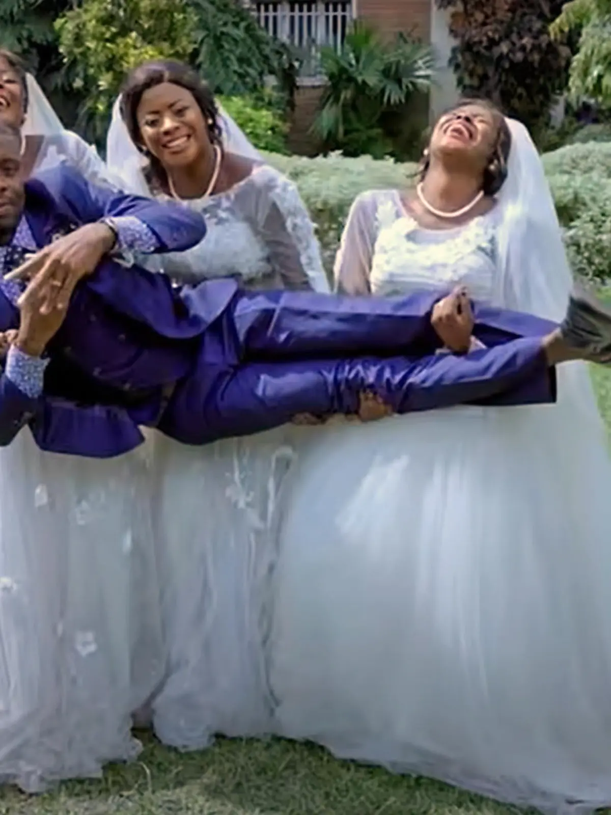 A man named Luwizo, who hails from DR Congo, has married the triplets sisters Natasha, Natalie and Nadege in a colorful wedding ceremony. (Newsflash)