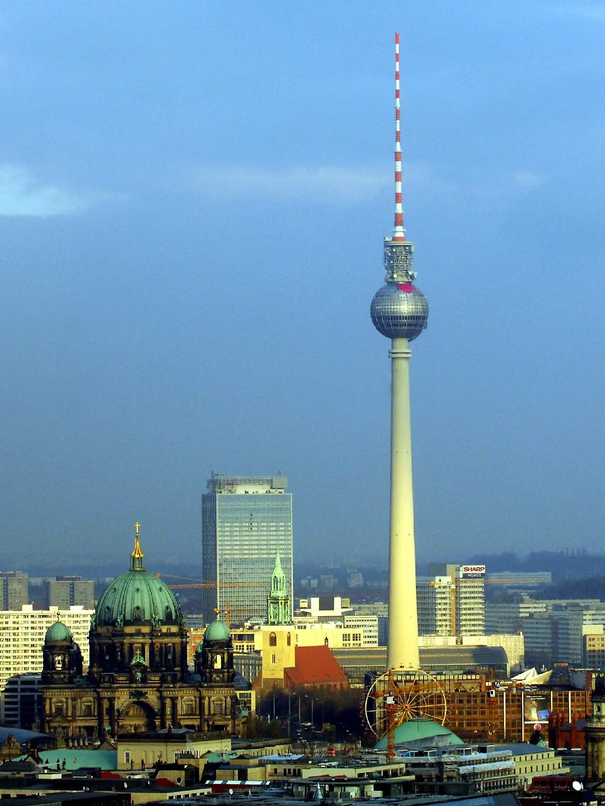 Ein Lichtstahl erleuchtet am Mittwoch (30.11.2005) das Herz der Stadt rund um den Berliner Fernsehturm am Alexanderplatz. Nach Angaben der Meteorologen bleibt das Wetter in Berlin und Brandenburg auch in den nächsten Tagen wolkenreich aber trocken. Foto: Peter Kneffel dpa/lbn +++(c) dpa - Bildfunk+++