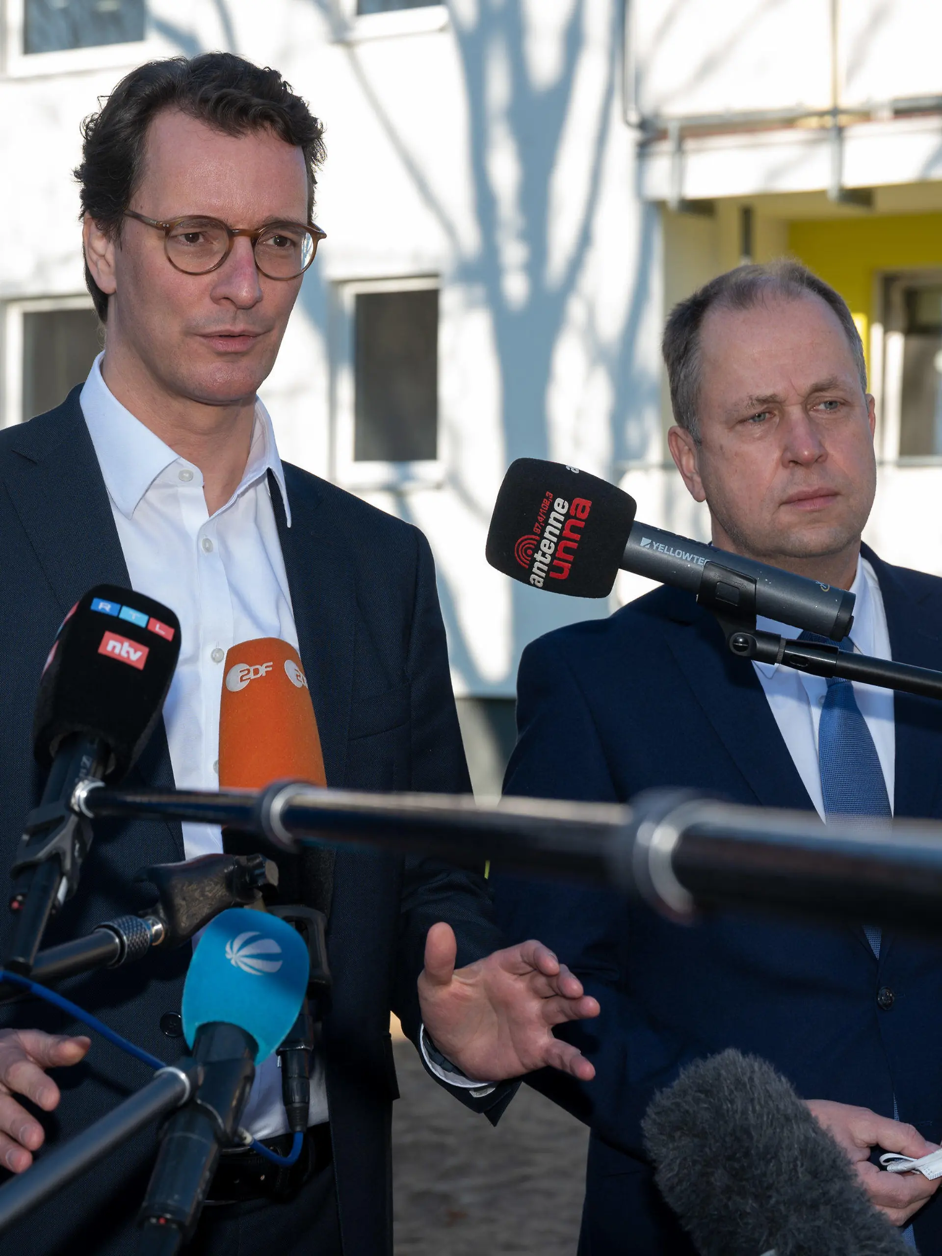 03.03.2022, Nordrhein-Westfalen, Unna: Hendrik Wüst, Ministerpräsident von Nordrhein-Westfalen (CDU, l) und Joachim Stamp, Minister für Flüchtlinge und Integration (FDP) geben in der Landesstelle Unna-Massen ein Pressestatement ab. Im Kreis Unna sind in den vergangenen Tagen erste geflüchtete Menschen aus der Ukraine angekommen, weitere werden erwartet. Foto: Bernd Thissen/dpa +++ dpa-Bildfunk +++