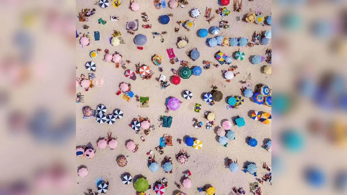 Strandbild mit vielen Gegenständen