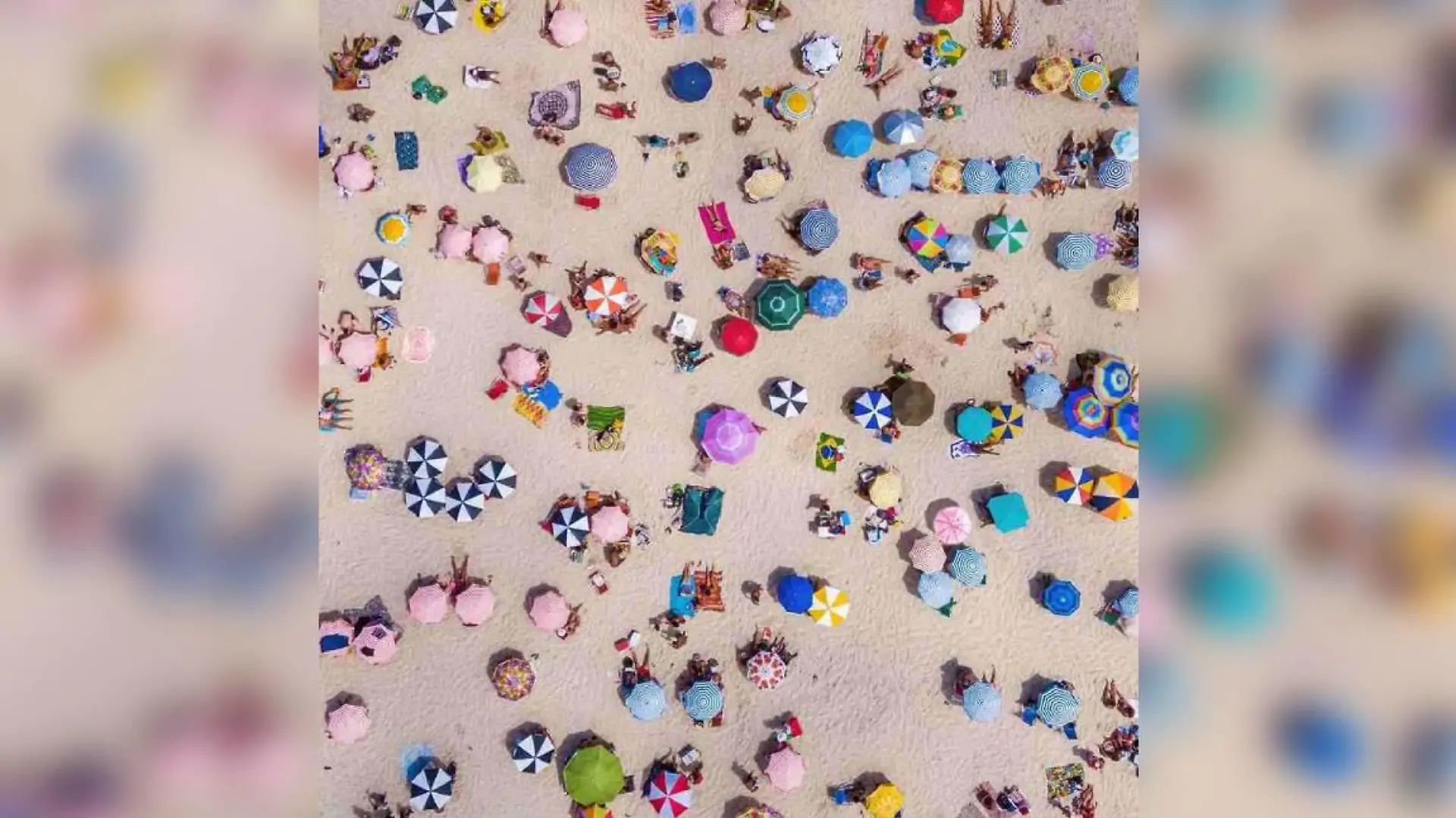 Strandbild mit vielen Gegenständen