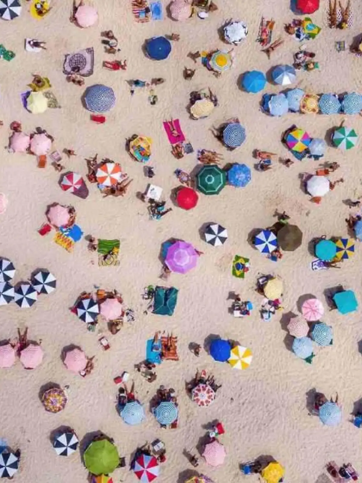Strandbild mit vielen Gegenständen