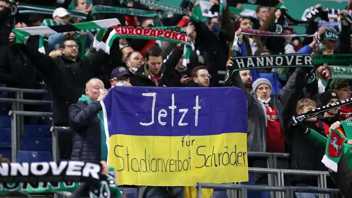 Sport Bilder des Tages Hannover - RB Leipzig / 02.03.2022 Hannover, 02.03.2022, HDI Arena, Fussball, DFB Pokal, Viertelfinale , Hannover 96 vs. RB Leipzig , Im Bild: Fans von Hannover 96, Protest gegen Russland / Ukraine Kriegskonflikt. Fans fordern: Jetzt Stadionverbor für Ex-Bundeskanzler Gerhard Schröder. , DFB regulations prohibit any use of photographs as image sequences and/or quasi-video , *** Hannover RB Leipzig 02 03 2022 Hannover, 02 03 2022, HDI Arena, Football, DFB Pokal, Quarterfinal , Hannover 96 vs RB Leipzig , In picture Fans of Hannover 96, Protest against Russia Ukraine War Conflict Fans Now Demand Stadium Ban for Ex Chancellor Gerhard Schröder , DFB regulations prohibit any use of photographs as image sequences and or quasi video , Picture Point