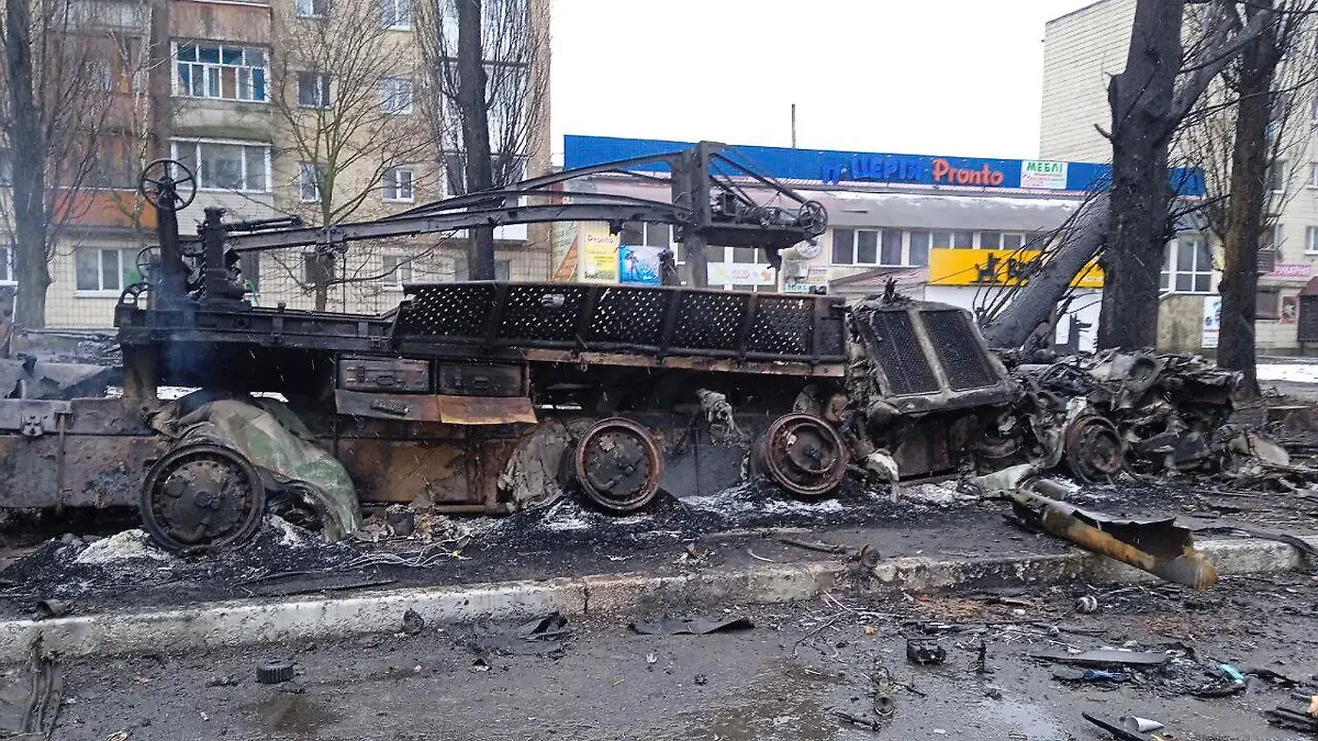 HANDOUT - 03.03.2022, Ukraine, Borodjanka: Ein zerstörter Panzer steht nach schweren Beschüssen am Straßenrand. Russland hat seine Angriffe auf belebte Städte ausgeweitet, was von Präsident Selenskyj als Terrorkampagne bezeichnet wurde. Foto: -/Twitter/StahivUA/AP/dpa - ACHTUNG: Nur zur redaktionellen Verwendung und nur mit vollständiger Nennung des vorstehenden Credits +++ dpa-Bildfunk +++
