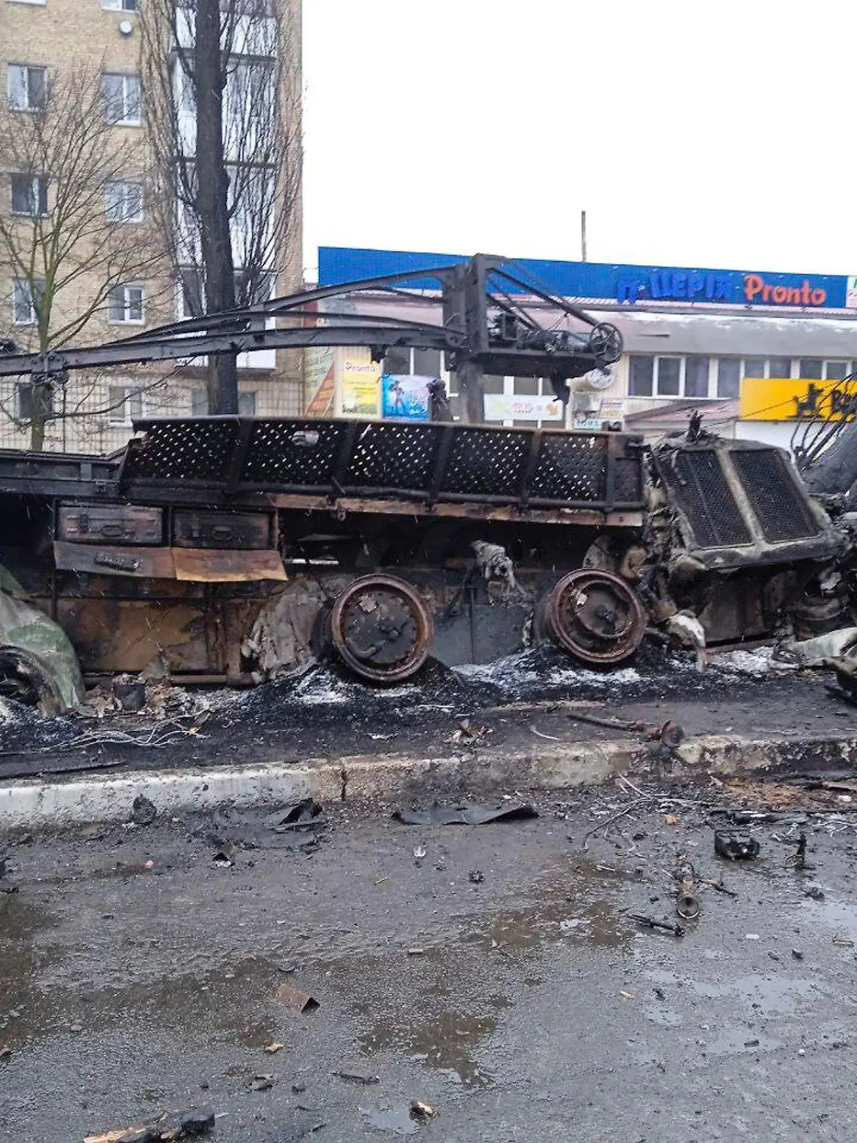 HANDOUT - 03.03.2022, Ukraine, Borodjanka: Ein zerstörter Panzer steht nach schweren Beschüssen am Straßenrand. Russland hat seine Angriffe auf belebte Städte ausgeweitet, was von Präsident Selenskyj als Terrorkampagne bezeichnet wurde. Foto: -/Twitter/StahivUA/AP/dpa - ACHTUNG: Nur zur redaktionellen Verwendung und nur mit vollständiger Nennung des vorstehenden Credits +++ dpa-Bildfunk +++