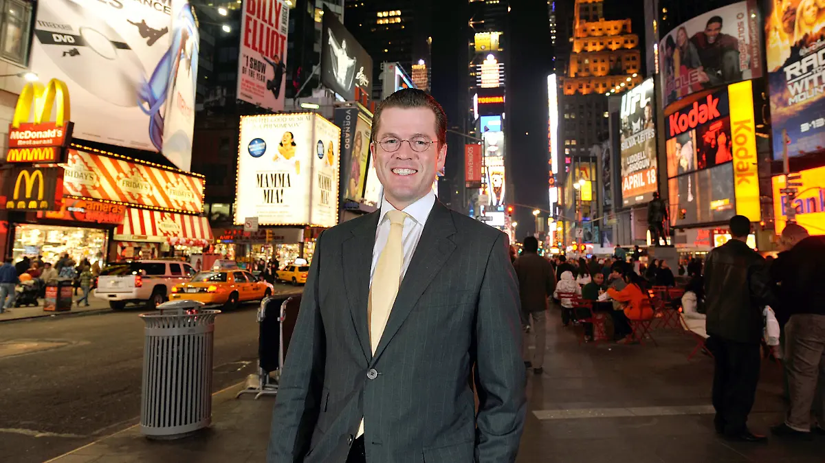 Bundeswirtschaftsminister Karl-Theodor zu Guttenberg (CSU) steht am Sonntagabend (17.03.2009) in New York auf dem Times Square. Zu Guttenberg reist nach New York und Washington, um unter anderem mit der US-Regierung sowie der Spitze des Autobauers General Motors (GM) Lösungen für die Krise der deutschen GM-Tochter Opel auszuloten. Foto: Gero Breloer dpa +++(c) dpa - Report+++