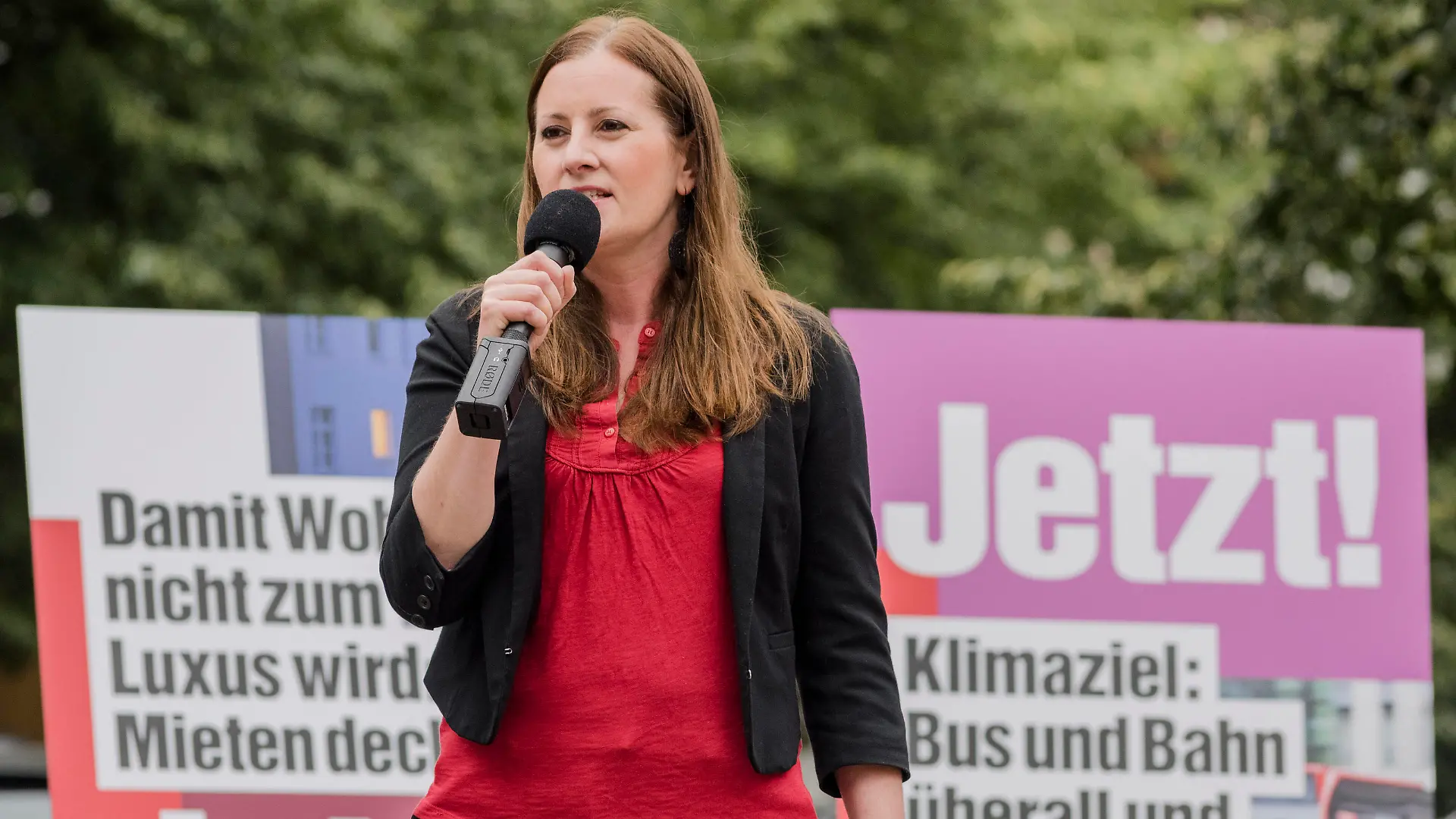 Bundestagswahl 2021: Janine Wissler Deutschland, Berlin: Janine Wissler und Dietmar Bartsch, gemeinsam mit dem Bundesgeschäftsführer, Jörg Schindler, stellen die Plakatkampagne der Partei Die Linke zur Bundestagswahl 2021 vor. *** Bundestag Election 2021 Janine Wissler Germany, Berlin Janine Wissler and Dietmar Bartsch, together with the Federal Executive Director, Jörg Schindler, present the poster campaign of the party Die Linke for the Bundestag Election 2021