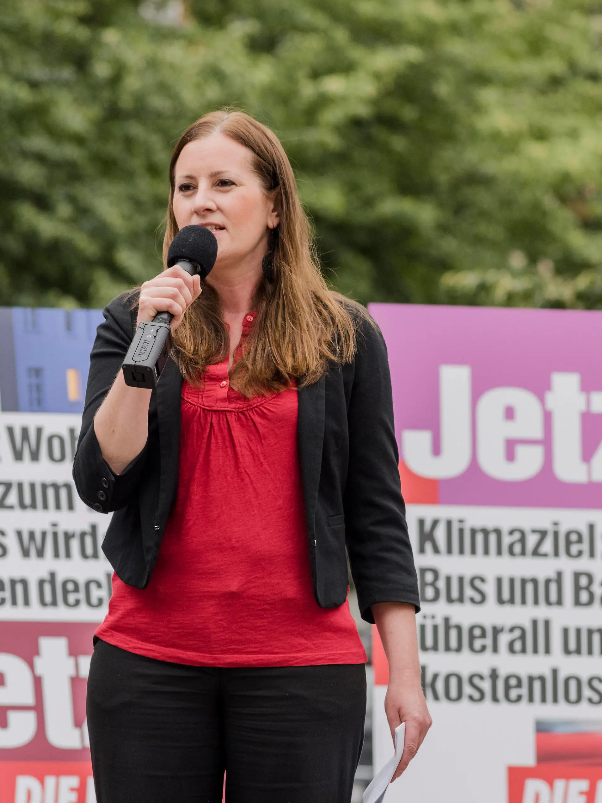 Bundestagswahl 2021: Janine Wissler Deutschland, Berlin: Janine Wissler und Dietmar Bartsch, gemeinsam mit dem Bundesgeschäftsführer, Jörg Schindler, stellen die Plakatkampagne der Partei Die Linke zur Bundestagswahl 2021 vor. *** Bundestag Election 2021 Janine Wissler Germany, Berlin Janine Wissler and Dietmar Bartsch, together with the Federal Executive Director, Jörg Schindler, present the poster campaign of the party Die Linke for the Bundestag Election 2021 