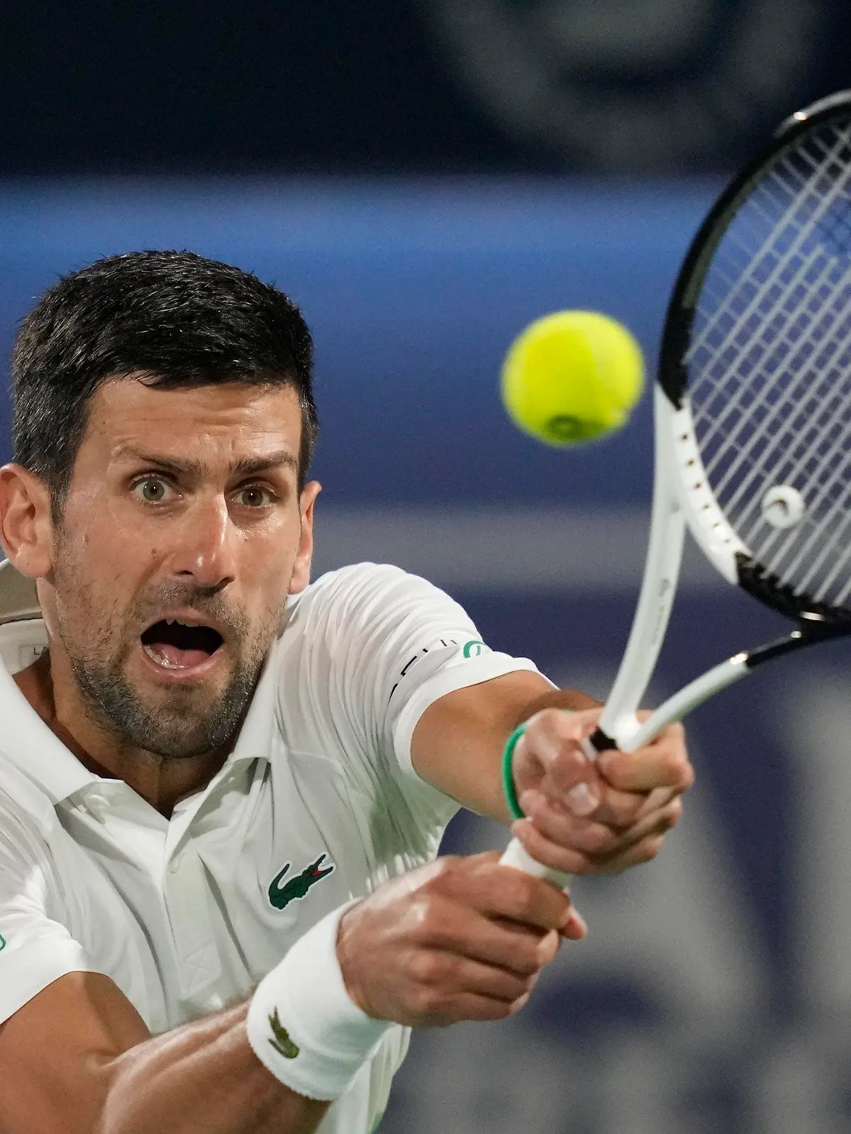 24.02.2022, Vereinigte Arabische Emirate, Dubai: Tennis: ATP-Tour - Dubai Duty Free Tennis Championship, Einzel, Herren, Viertelfinale, Djokovic (Serbien) - Vesely (Tschechien): Novak Djokovic in Aktion. Foto: Kamran Jebreili/AP/dpa +++ dpa-Bildfunk +++