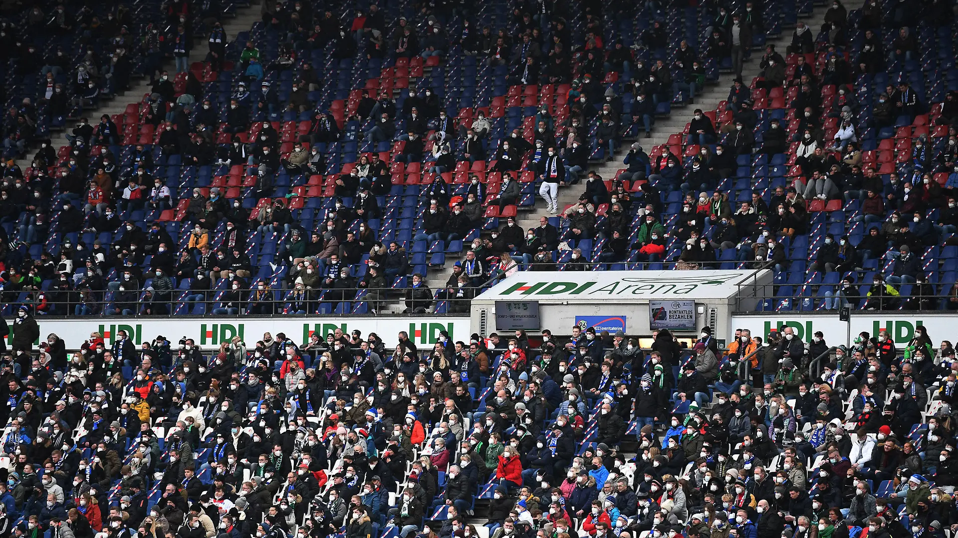 ARCHIV - 05.12.2021, Niedersachsen, Hannover: Fußball, 2. Bundesliga, 16. Spieltag, Hannover 96 - Hamburger SV, HDI-Arena: Zuschauer sitzen im Stadion. (zu dpa «Gericht kippt Zuschauer-Obergrenze in Niedersachsen») Foto: Swen Pförtner/dpa +++ dpa-Bildfunk +++