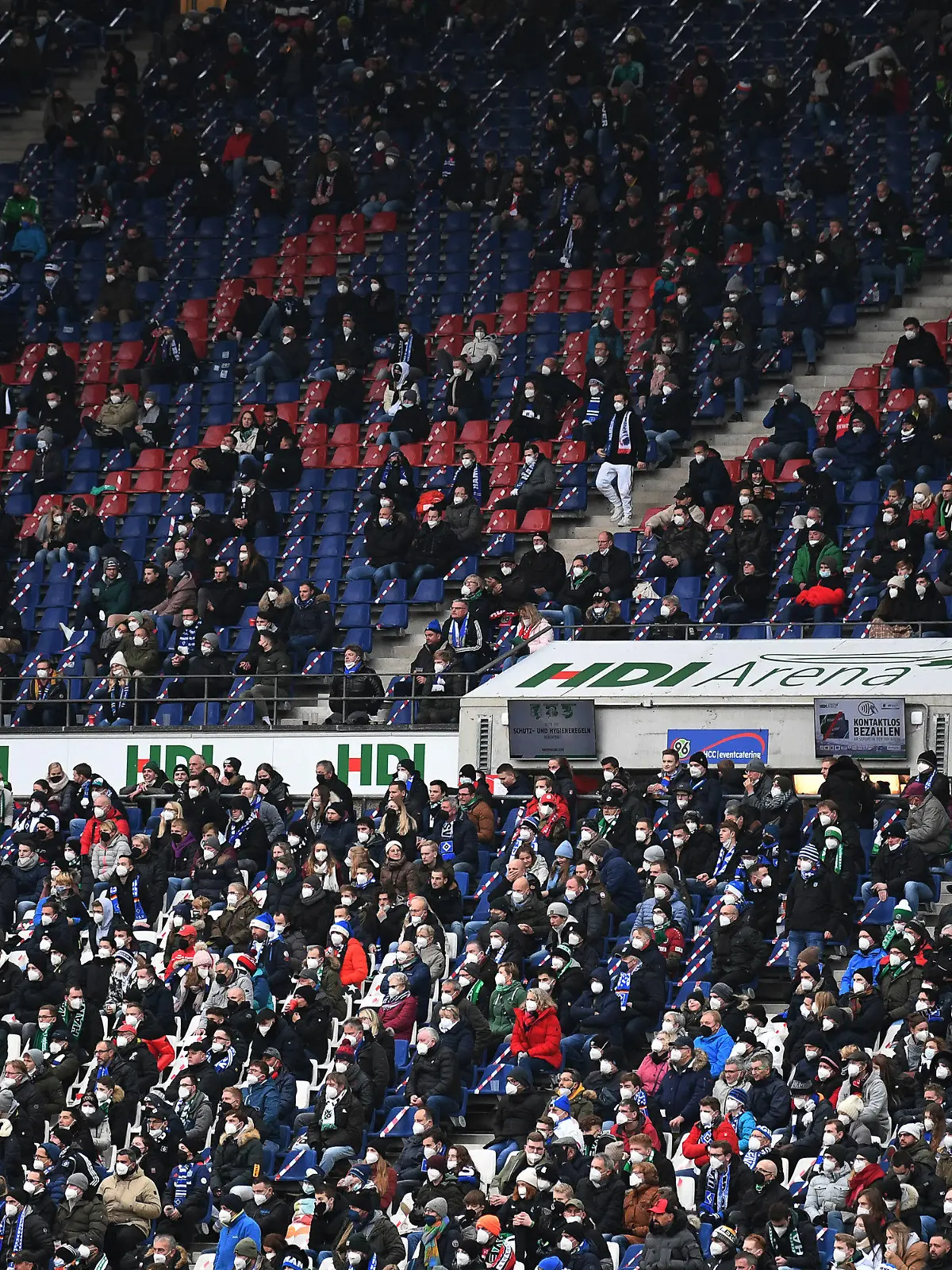 ARCHIV - 05.12.2021, Niedersachsen, Hannover: Fußball, 2. Bundesliga, 16. Spieltag, Hannover 96 - Hamburger SV, HDI-Arena: Zuschauer sitzen im Stadion.     (zu dpa «Gericht kippt Zuschauer-Obergrenze in Niedersachsen») Foto: Swen Pförtner/dpa +++ dpa-Bildfunk +++