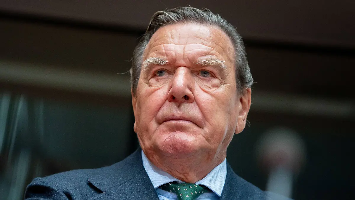 ARCHIV - 01.07.2020, Berlin: Gerhard Schröder (SPD), ehemaliger Bundeskanzler und Leiter Verwaltungsrat Nord Stream 2, wartet auf den Beginn der Anhörung im Wirtschaftsausschuss des Bundestags zum Pipeline-Projekt Nord Stream 2 im Sitzungssaal. Alt-Bundeskanzler Gerhard Schröder hat sich in Sachen Wurst zu Wort gemeldet. Er ärgert sich über die Abschaffung der berühmten VW-Currywurst in einer der Werkskantinen des Wolfsburger Autobauers. (Zu dpa "Altkanzler Schröder verärgert über Ende der VW-Currywurst in Kantine") Foto: Kay Nietfeld/dpa +++ dpa-Bildfunk +++
