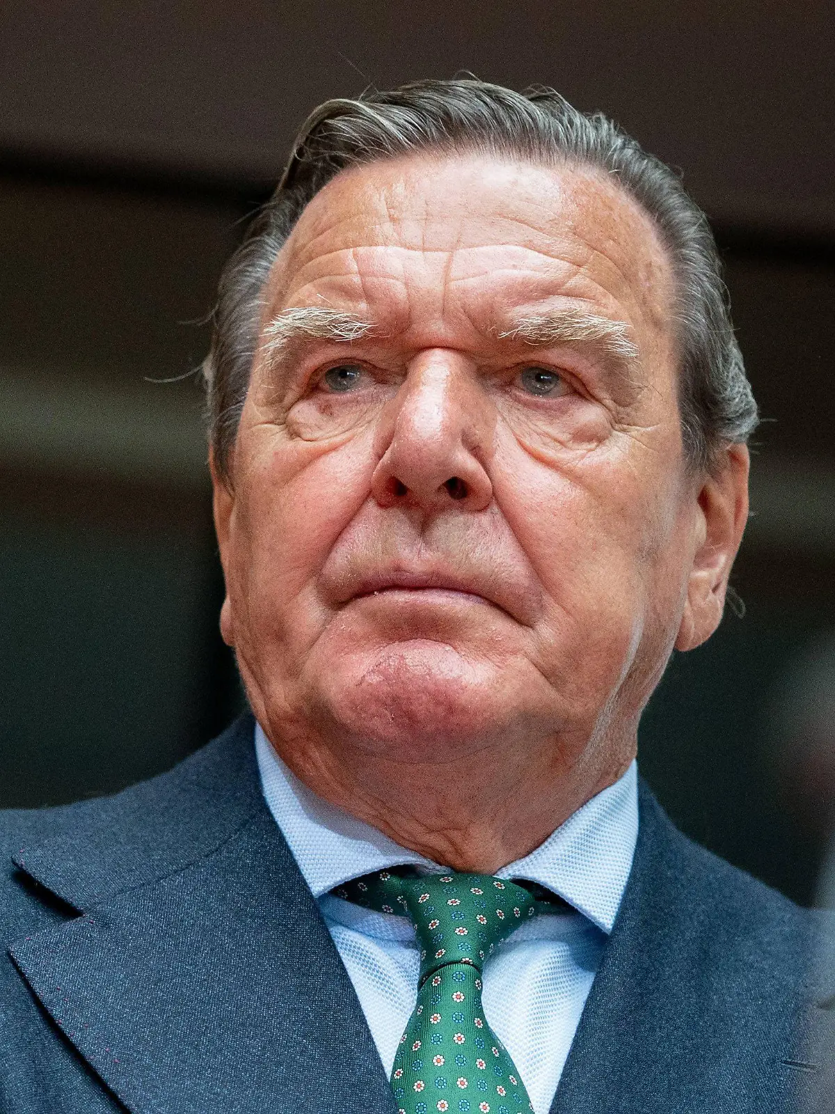 ARCHIV - 01.07.2020, Berlin: Gerhard Schröder (SPD), ehemaliger Bundeskanzler und Leiter Verwaltungsrat Nord Stream 2, wartet auf den Beginn der Anhörung im Wirtschaftsausschuss des Bundestags zum Pipeline-Projekt Nord Stream 2 im Sitzungssaal. Alt-Bundeskanzler Gerhard Schröder hat sich in Sachen Wurst zu Wort gemeldet. Er ärgert sich über die Abschaffung der berühmten VW-Currywurst in einer der Werkskantinen des Wolfsburger Autobauers. (Zu dpa "Altkanzler Schröder verärgert über Ende der VW-Currywurst in Kantine") Foto: Kay Nietfeld/dpa +++ dpa-Bildfunk +++