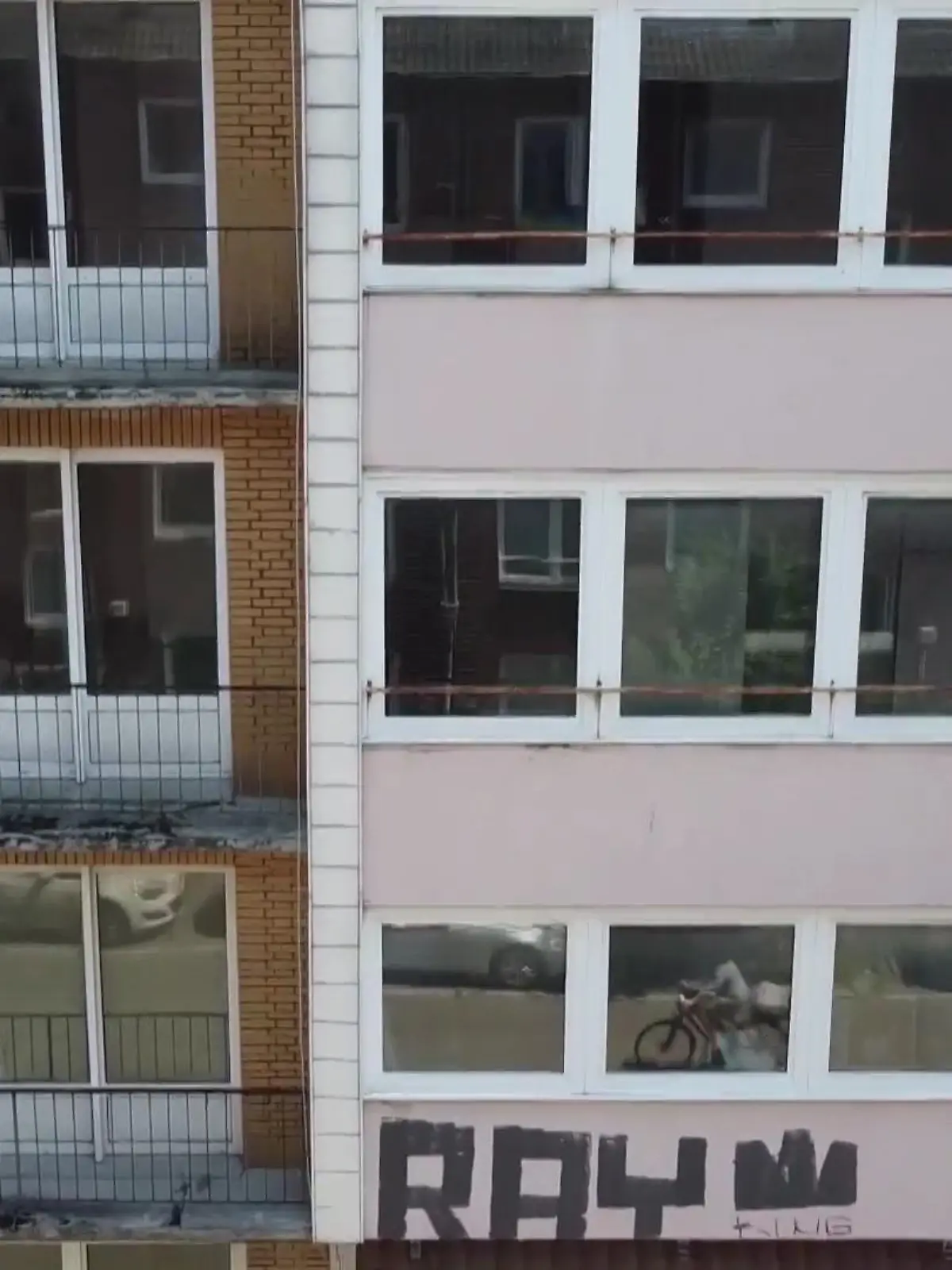 Wohnungsnot, Mieten und Immobilienpreise sind extrem! Gleichzeitig lassen Spekulanten reihenweise Häuser mitten Großstädten absichtlich verrotten. Warum? Sie wollen meistens die Preise noch mehr nach oben treiben. Und genau das treibt viele Menschen auf die Palme - verständlicherweise. Wir haben uns solche Fälle in Düsseldorf angeschaut und Politik und Verantwortliche konfrontiert. Was die zu den Missständen sagen, sehen Sie im Videobeitrag.