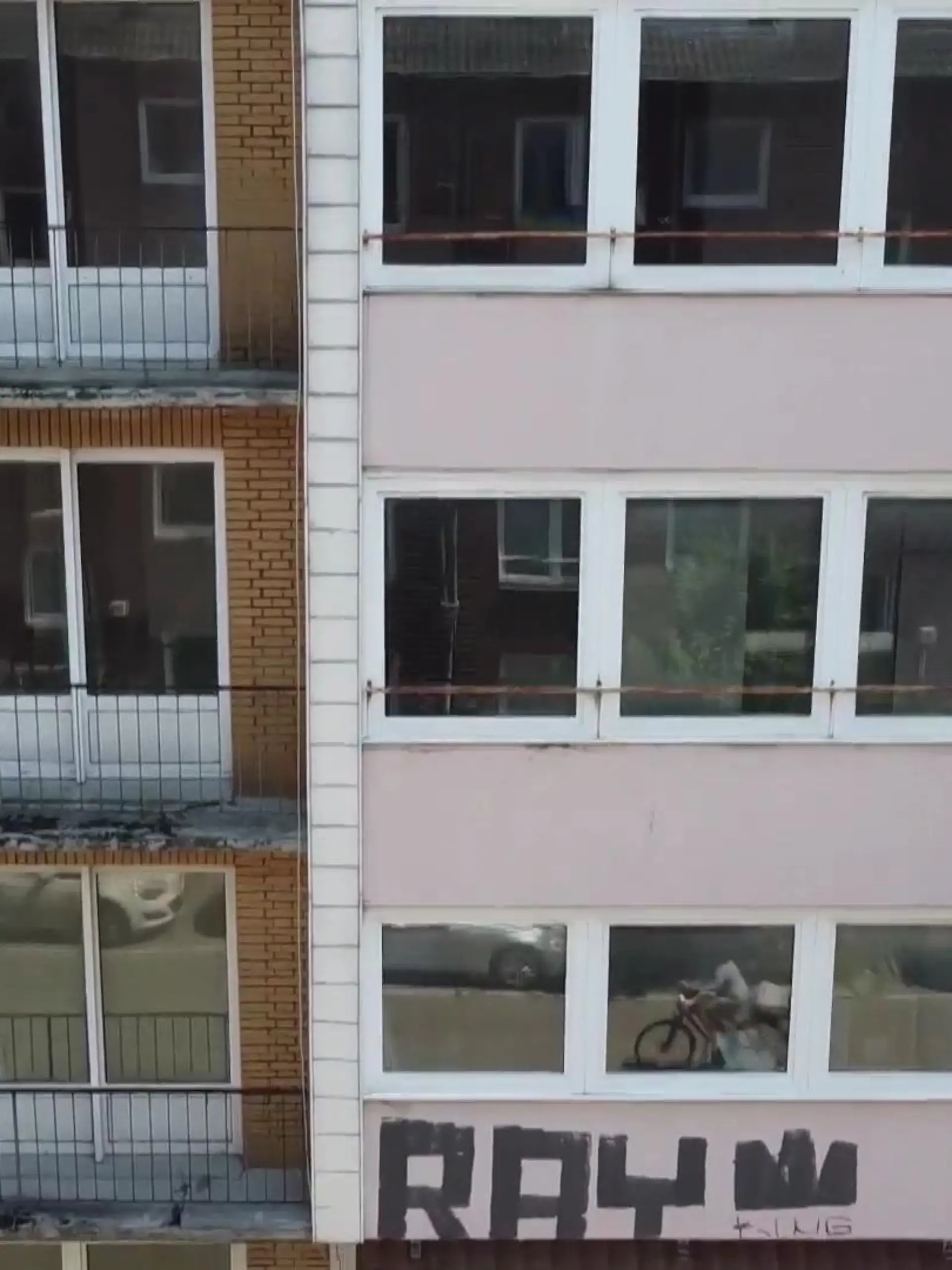 Wohnungsnot, Mieten und Immobilienpreise sind extrem! Gleichzeitig lassen Spekulanten reihenweise Häuser mitten Großstädten absichtlich verrotten. Warum? Sie wollen meistens die Preise noch mehr nach oben treiben. Und genau das treibt viele Menschen auf die Palme - verständlicherweise. Wir haben uns solche Fälle in Düsseldorf angeschaut und Politik und Verantwortliche konfrontiert. Was die zu den Missständen sagen, sehen Sie im Videobeitrag.