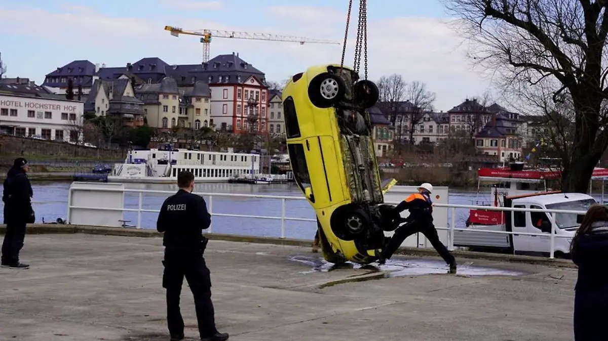 Auto im Main.