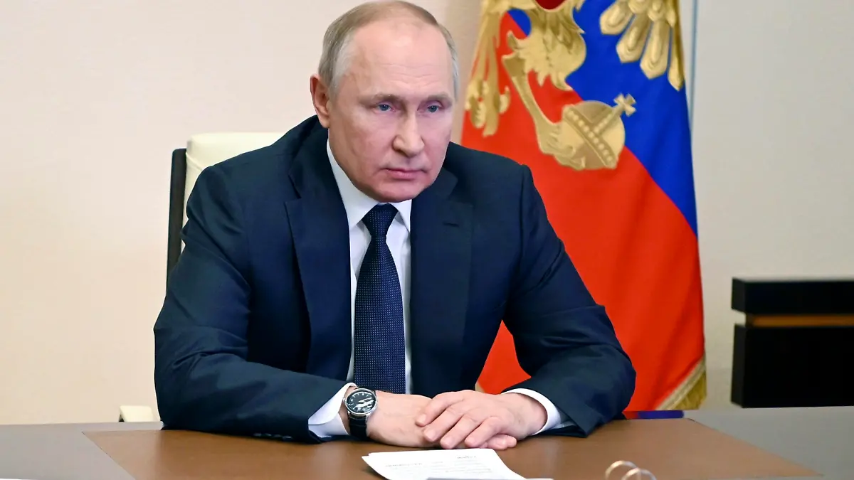 HANDOUT - 03.03.2022, Russland, Moskau: Das von der staatlichen russischen Nachrichtenagentur Sputnik veröffentlichte und von AP zur Verfügung gestellte Bild zeigt Wladimir Putin, Präsident von Russland, während er eine Sitzung des Sicherheitsrates per Videokonferenz leitet. Foto: Andrei Gorshkov/Pool Sputnik Kremlin/AP/dpa - ACHTUNG: Nur zur redaktionellen Verwendung und nur mit vollständiger Nennung des vorstehenden Credits +++ dpa-Bildfunk +++