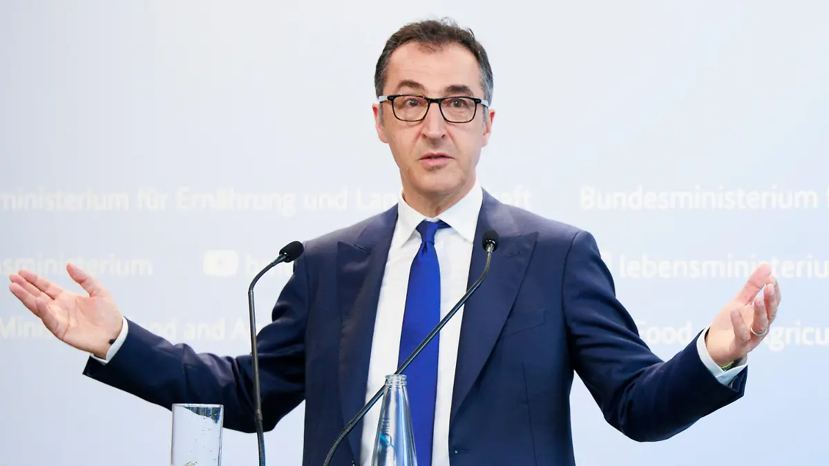 12.06.2023, Berlin: Cem Özdemir (Bündnis 90/Die Grünen), Bundesminister für Ernährung und Landwirtschaft, bei einer Pressekonferenz zur Vorstellung von der ersten Tierschutzbeauftragten der Bundesregierung. Foto: Carsten Koall/dpa +++ dpa-Bildfunk +++