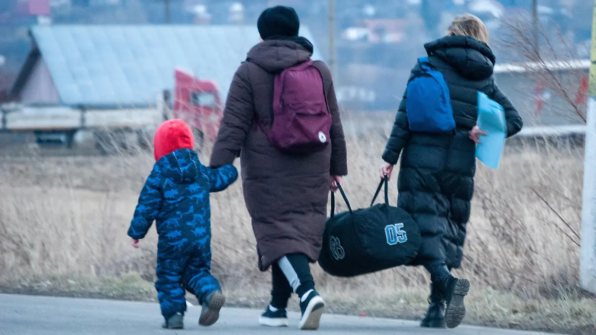  Ukrainian refugees at the Siret border crossing, on the border between Ukraine and northern Romania, as he walks inland of Romania. Refugees flee Ukrainian cities hit by Russian army attacks. PUBLICATIONxNOTxINxITA Copyright: xLutcanuxIulianax/xipa-agency.netx/xKontrolabx