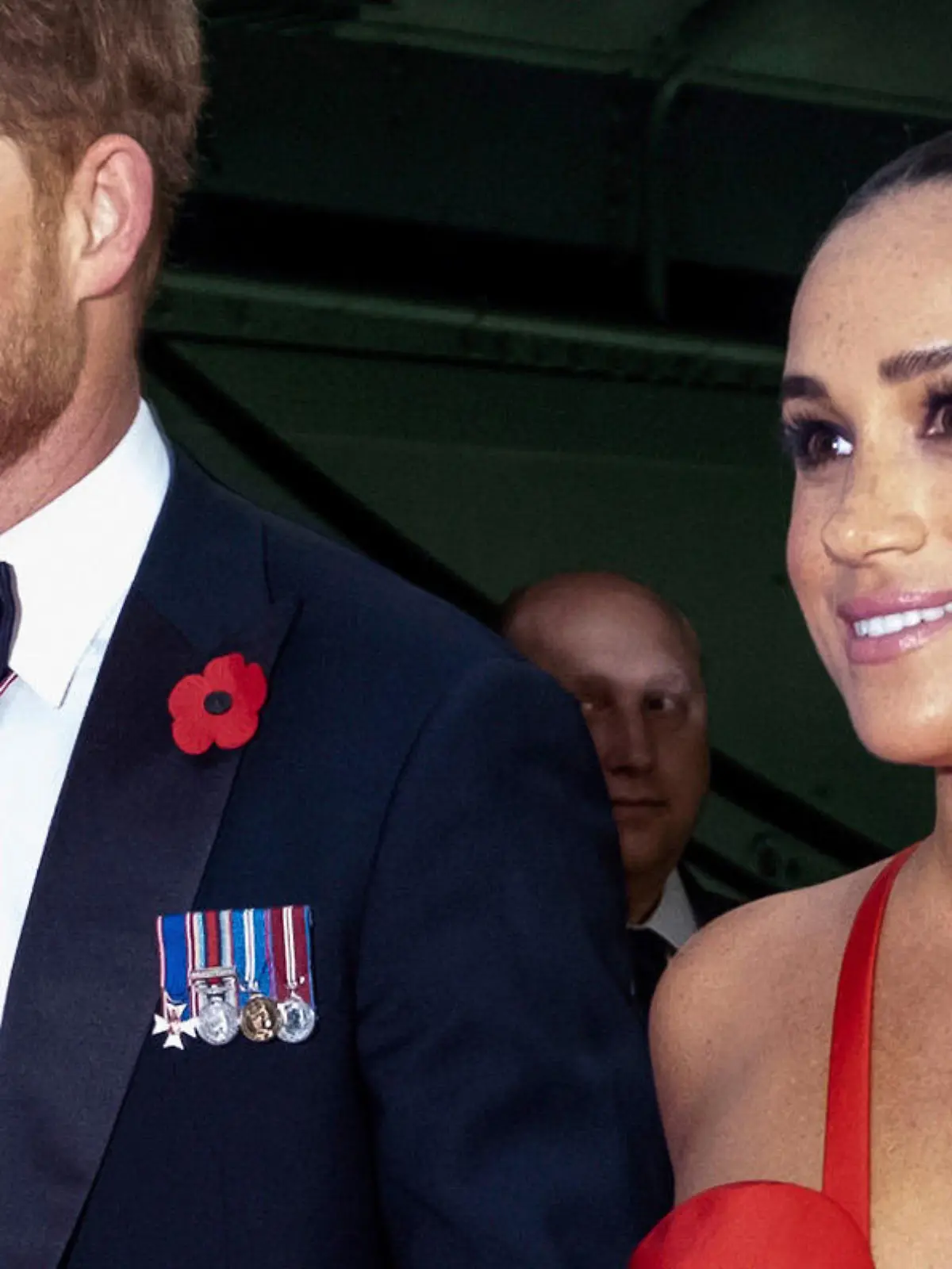 ARCHIV - 10.11.2021, USA, New York: Prinz Harry und Meghan, Herzogin von Sussex, kommen im Intrepid Sea, Air & Space Museum zur Salute to Freedom Gala in New York an. Die beiden werden mit dem renommierten Präsidenten-Preis der amerikanischen Bürgerrechtsorganisation NAACP geehrt. Dies gab die Organisation am Donnerstag (Ortszeit) bekannt. (Wiederholung mit verändertem Bildausschnitt) Foto: Craig Ruttle/AP/dpa +++ dpa-Bildfunk +++