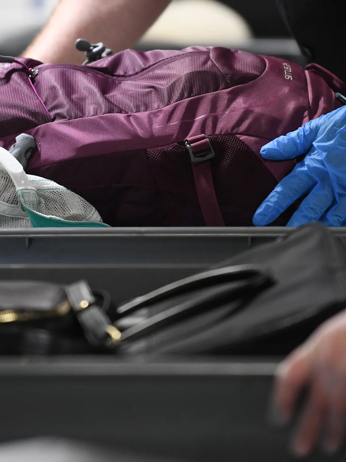 ARCHIV - 24.07.2019, Hessen, Frankfurt/Main: Das Handgepäck von Flugreisenden wird in einer Halle im Terminal 1 des Frankfurter Flughafens an der Passagierkontrolle in Plastikwannen abgelegt. Bei überlangen Wartezeiten an Flughafen- Sicherheitskontrollen haben Passagiere unter Umständen Anspruch auf Schadenersatz durch die Bundesrepublik. (zu dpa «Urteil: Bund haftet bei überlanger Wartezeit am Flughafen») Foto: Arne Dedert/dpa +++ dpa-Bildfunk +++
