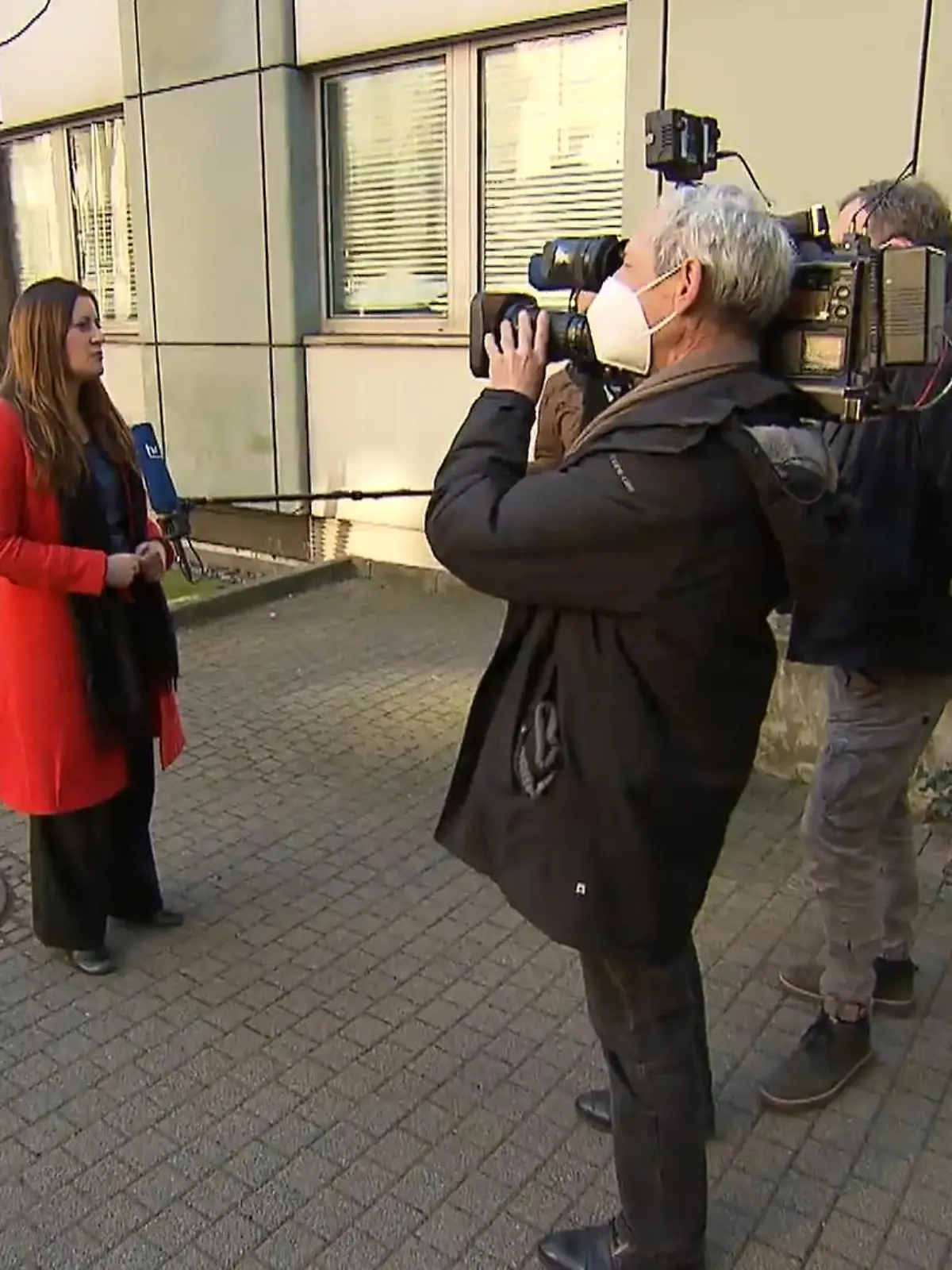 Sie erhielt Nachrichten mit Beleidigungen wie „ehrloses, billiges Flittchen“ oder „Assiweib“ und ihr wurde mit dem Tod gedroht. Heute saß Linken-Chefin Janine Wissler dem Mann gegenüber, der beschuldigt wird, ihr und vielen anderen Personen solche Nachrichten geschickt zu haben. Immer unterschrieben mit „NSU 2.0 – Der Führer“. Der Angeklagte Alexander M. bestreitet, diese Nachrichten verschickt zu haben. Was diesen Prozess besonders brisant macht: der oder die Täter verschickten nicht nur Hassnachrichten, in den jeweiligen Mails waren auch die private Adresse und Telefonnummer der Linken-Chefin aufgeführt.