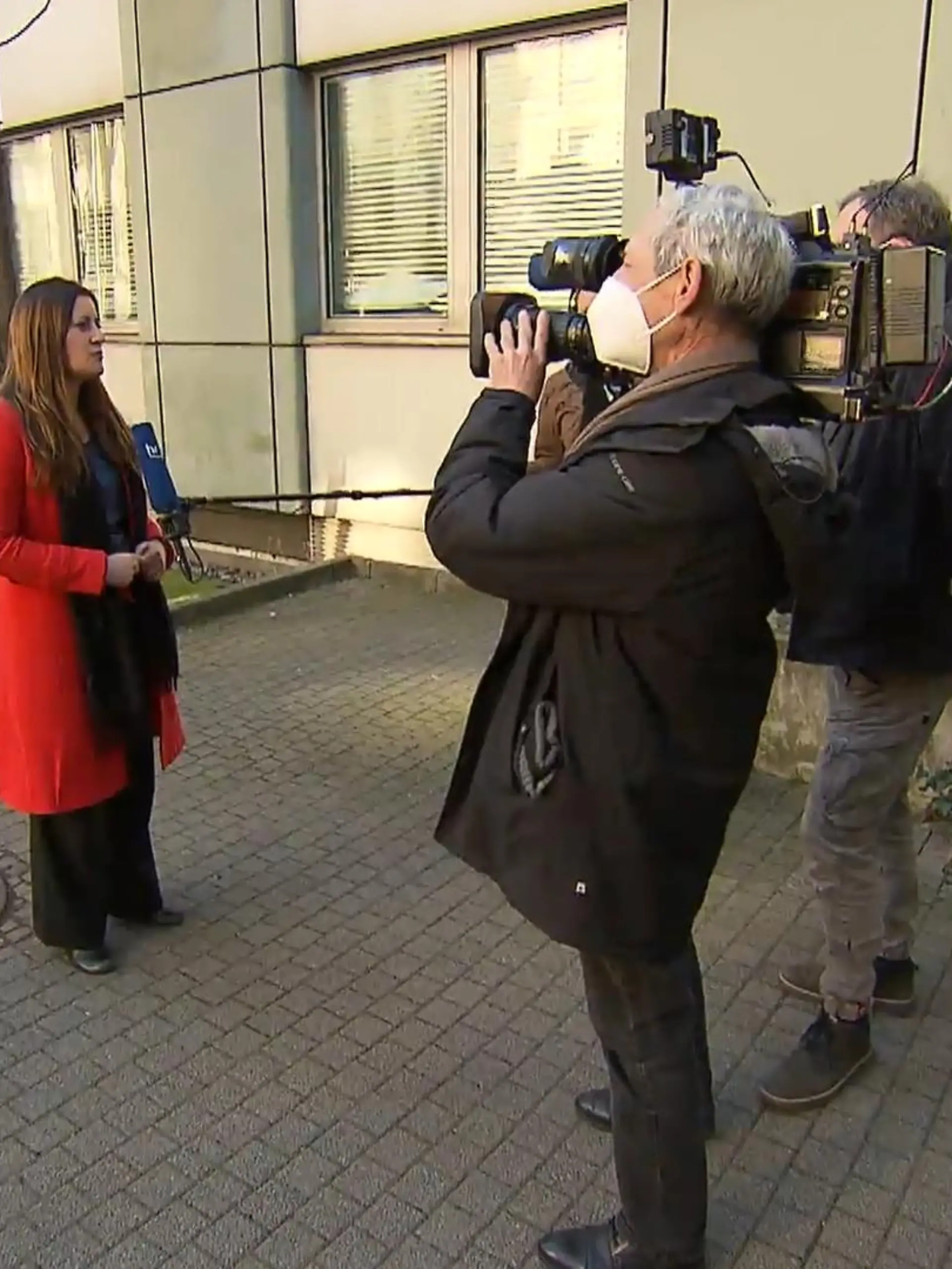 Sie erhielt Nachrichten mit Beleidigungen wie „ehrloses, billiges Flittchen“ oder „Assiweib“ und ihr wurde mit dem Tod gedroht. Heute saß Linken-Chefin Janine Wissler dem Mann gegenüber, der beschuldigt wird, ihr und vielen anderen Personen solche Nachrichten geschickt zu haben. Immer unterschrieben mit „NSU 2.0 – Der Führer“. Der Angeklagte Alexander M. bestreitet, diese Nachrichten verschickt zu haben. Was diesen Prozess besonders brisant macht: der oder die Täter verschickten nicht nur Hassnachrichten, in den jeweiligen Mails waren auch die private Adresse und Telefonnummer der Linken-Chefin aufgeführt.