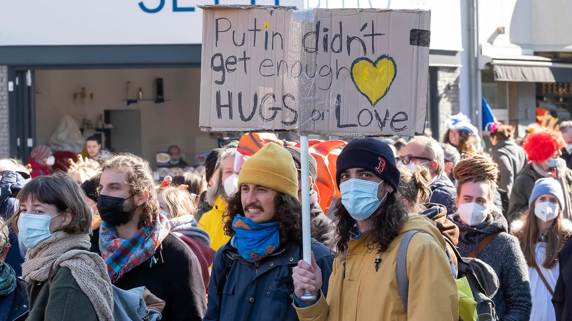 Friedensdemonstration statt des Rosenmontagszuges am Montag 28.02.2022 in Koeln. Das Festkomitee Koelner Karneval hat dazu aufgerufen, um ein deutliches Signal gegen den russischen Angriff auf die Ukraine zu setzen. Unterstuetzt wird die Veranstaltung auch von Koelner Kuenstlern und Vereinen wie Arsch Huh und Koeln stellt sich quer . Siehe epd-Meldung vom 28.02.2022 Friedensdemonstration am Rosenmontag in Koeln *** Peace demonstration instead of the Shrove Monday procession on Monday 28 02 2022 in Cologne The Festkomitee Koelner Karneval has called for this to send a clear signal against the Russian attack on Ukraine The event is also supported by Cologne artists and associations such as Arsch Huh and Koeln stellt sich quer See epd m Copyright: epd-bildx/GuidoxSchiefer