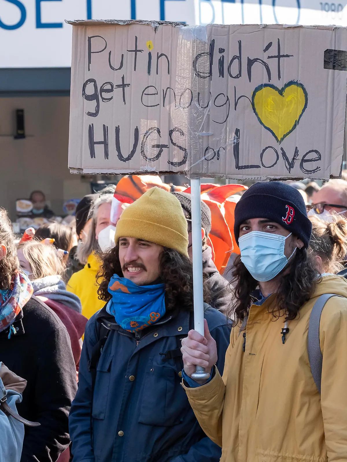  Friedensdemonstration statt des Rosenmontagszuges am Montag 28.02.2022 in Koeln. Das Festkomitee Koelner Karneval hat dazu aufgerufen, um ein deutliches Signal gegen den russischen Angriff auf die Ukraine zu setzen. Unterstuetzt wird die Veranstaltung auch von Koelner Kuenstlern und Vereinen wie Arsch Huh und Koeln stellt sich quer . Siehe epd-Meldung vom 28.02.2022 Friedensdemonstration am Rosenmontag in Koeln *** Peace demonstration instead of the Shrove Monday procession on Monday 28 02 2022 in Cologne The Festkomitee Koelner Karneval has called for this to send a clear signal against the Russian attack on Ukraine The event is also supported by Cologne artists and associations such as Arsch Huh and Koeln stellt sich quer See epd m Copyright: epd-bildx/GuidoxSchiefer