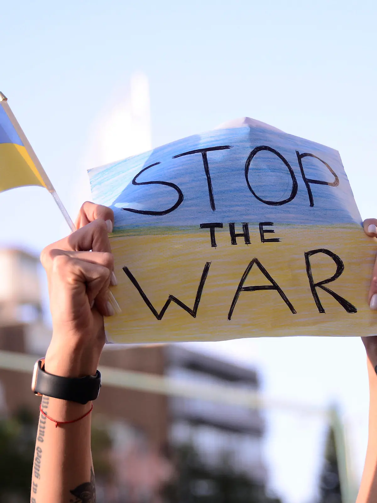 Protest To Demanding Stop The Russian Atacks In Ukraine MEXICO CITY, MEXICO - FEB 28, 2022: A Ukrainian woman holds a placard while meets outside the Embassy of the Russian Federation in Mexico, to continue with the protests against the Russian military invasion in Ukraine, they ask for the stop the War. On February 28, 2022 in Mexico City, Mexico. Photo by Carlos Tischler/ Eyepix Group Copyright: xCarlosxTischlerx/xEyepixxGroupx EYEPIX_CT_28022022_57099