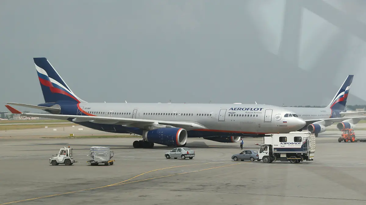 ARCHIV - 27.06.2013, Russland, Moskau: Der Airbus A330, der für einen internationalen Flug der Aeroflot eingesetzt wird, wird am 27. Juni 2013 auf dem Flughafen Scheremetjewo in Moskau vorbereitet. Die russische Fluggesellschaft Aeroflot setzt ab Montag alle Flüge nach Europa aus. Das sei eine Reaktion auf die Luftraumbeschränkungen der Europäischen Union für Russland, wie die russische Agentur Interfax meldete. Weiterhin sollen russische Staatsbürger aus Europa nach Russland ausgeflogen werden, wie das russische Außenministerium und die russische Luftverkehrsbehörde laut der Staatsagentur Tass mitteilten. Foto: Sergei Grits/AP/dpa +++ dpa-Bildfunk +++